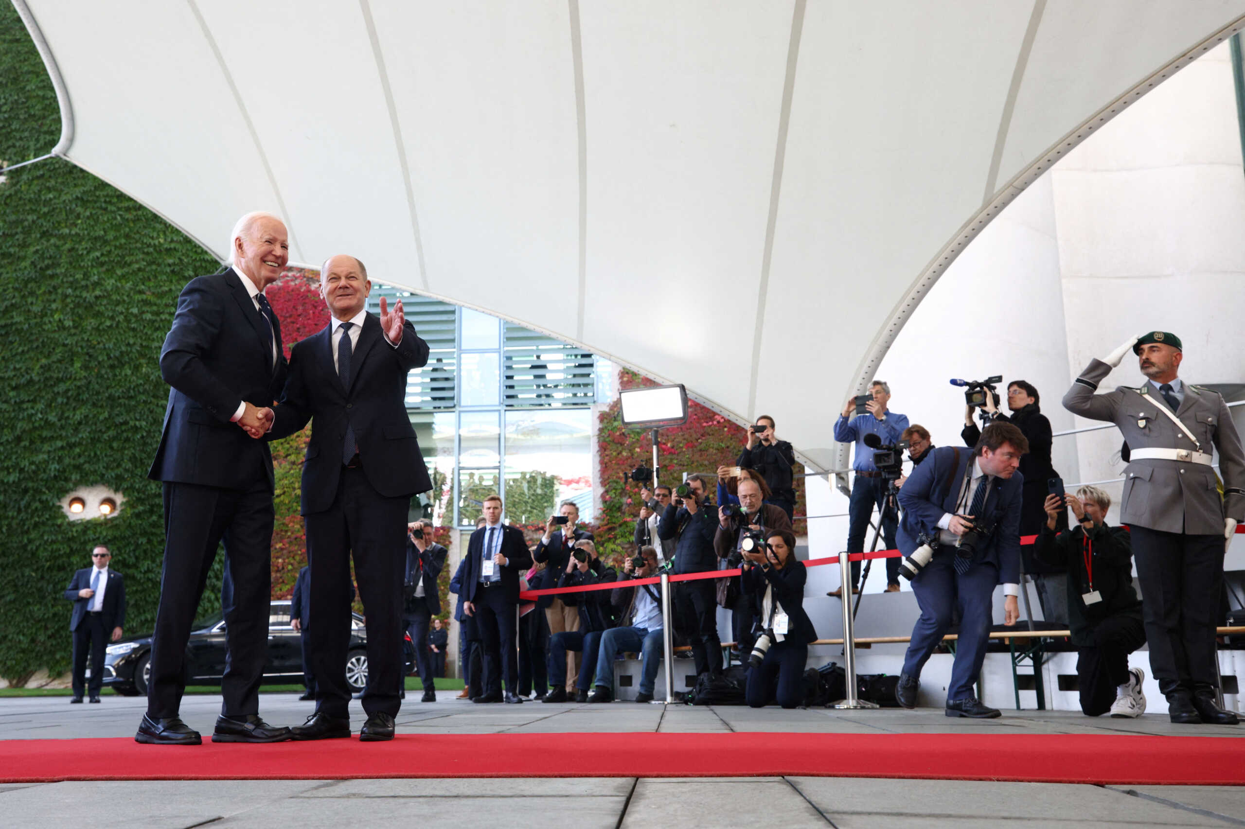 German Chancellor Olaf Scholz receives U.S. President Joe Biden at the Chancellery in Berlin, Germany, October 18, 2024. REUTERS