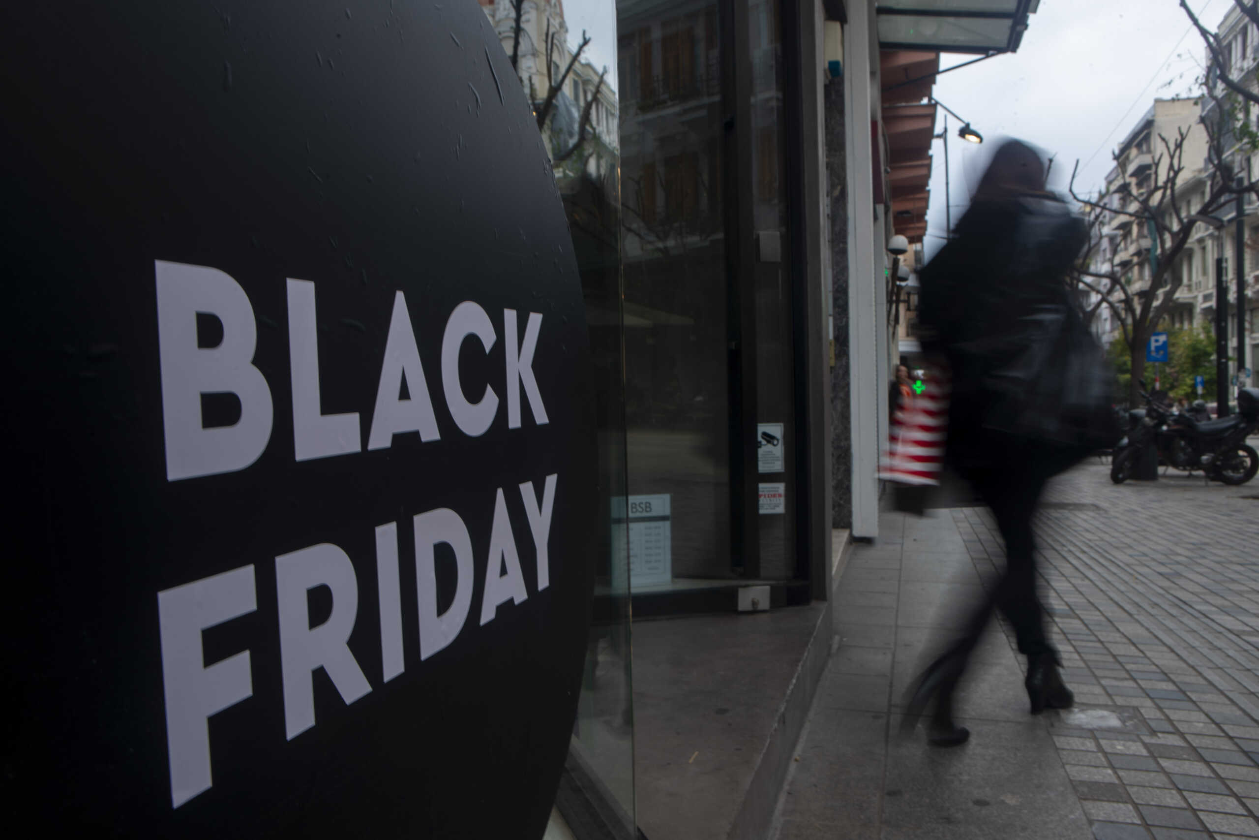 ΘΕΣΣΑΛΟΝΙΚΗ - ΕΤΟΙΜΑ ΤΑ ΚΑΤΑΣΤΗΜΑΤΑ ΓΙΑ ΤΗΝ BLACK FRIDAY(MOTIONTEAM