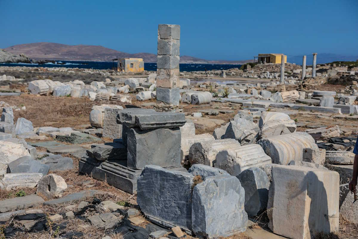 Επίσκεψη της Προέδρου της Δημοκρατίας Κατερίνας Σακελλαροπούλου στην Δήλο και στην Μύκονο, Παρασκευή 19 Ιουλίου 2024. Η ΠτΔ εγκαινίασε το ανακαινισμένο Αρχαιολογικό Μουσείο Δήλου και στην συνέχεια απηύθυνε χαιρετισμό στην επίσημη παρουσίαση της περιοδικής έκθεσης "Δήλος - Ρήνεια - Μύκονος. Εικόνες από τα 150 χρόνια αρχαιολογικών ερευνών", στο Αρχαιολογικό Μουσείο Μυκόνου. 
(ΘΟΔΩΡΗΣ ΜΑΝΩΛΟΠΟΥΛΟΣ