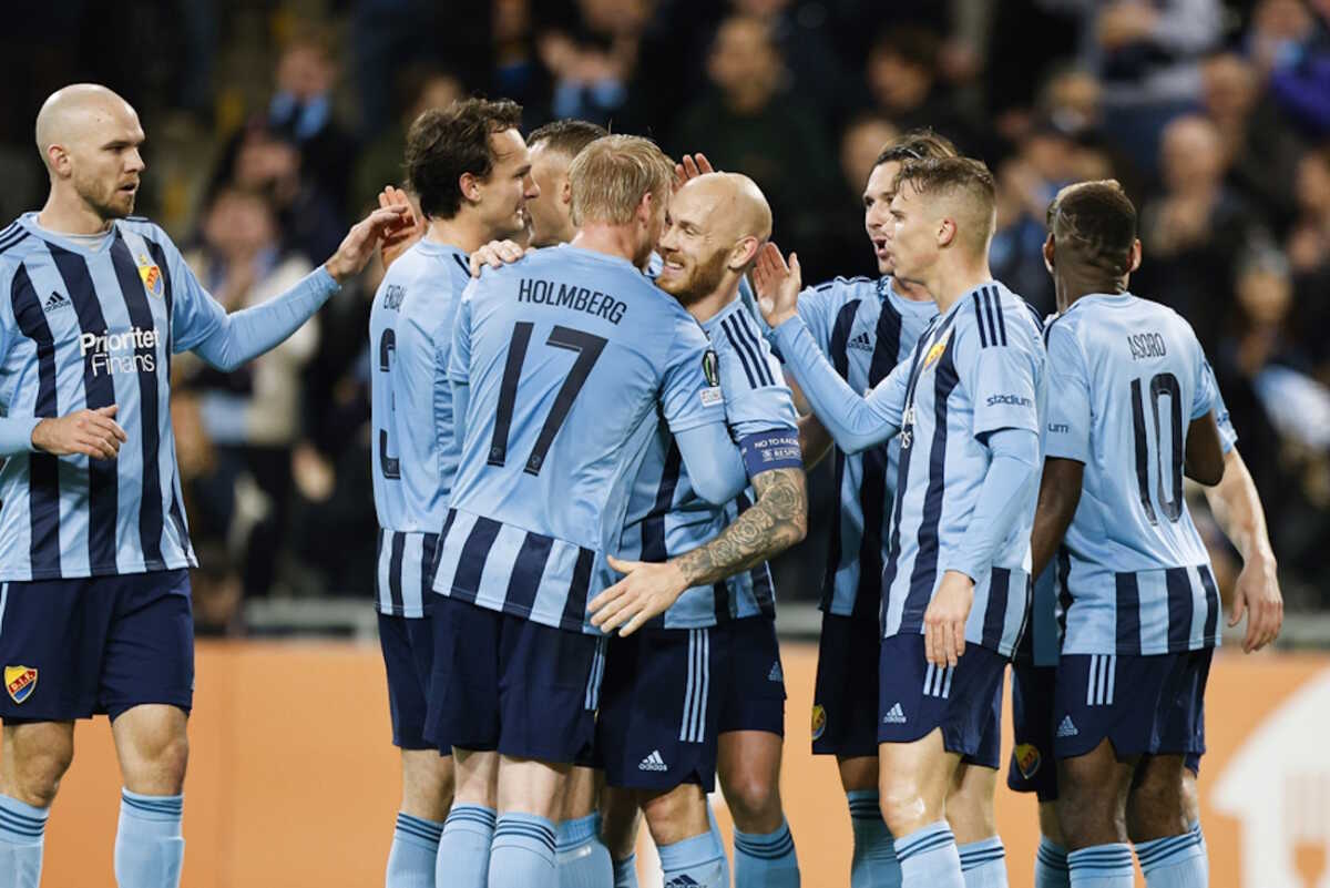 epa10284734 Djurgarden celebrate after the team captain Magnus Eriksson (centre) scored the 1-0 goal during the UEFA Europa Conference League group F soccer match between Djurgarden IF and Shamrock Rovers FC, Stochkolm, Sweden, 03 November 2022.  EPA