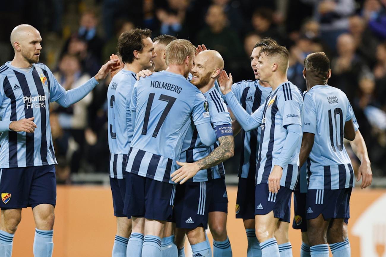 epa10284734 Djurgarden celebrate after the team captain Magnus Eriksson (centre) scored the 1-0 goal during the UEFA Europa Conference League group F soccer match between Djurgarden IF and Shamrock Rovers FC, Stochkolm, Sweden, 03 November 2022.  EPA