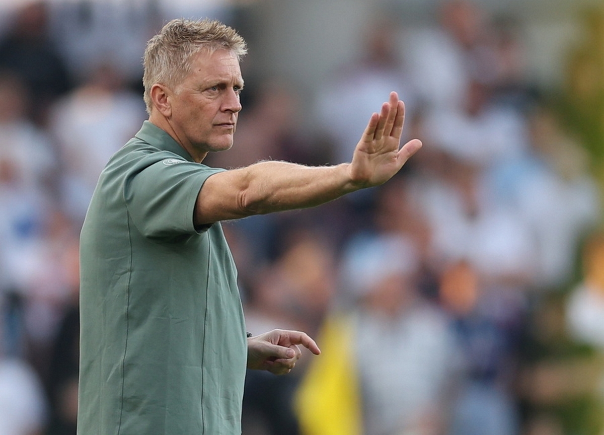 epa11592112 Ireland manager Heimir Hallgrimsson gestures during the UEFA Nations League group F soccer match between Ireland and England in Dublin, Ireland, 07 September 2024.  EPA