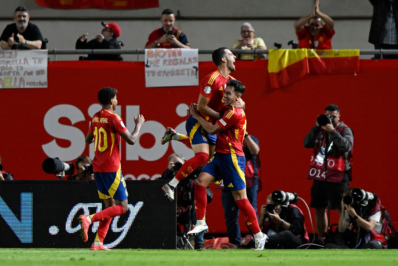 Soccer Football - UEFA Nations League - Group A4 - Spain v Denmark - Estadio Enrique Roca de Murcia, Murcia, Spain - October 12, 2024 Spain's Martin Zubimendi celebrates scoring their first goal with teammates REUTERS