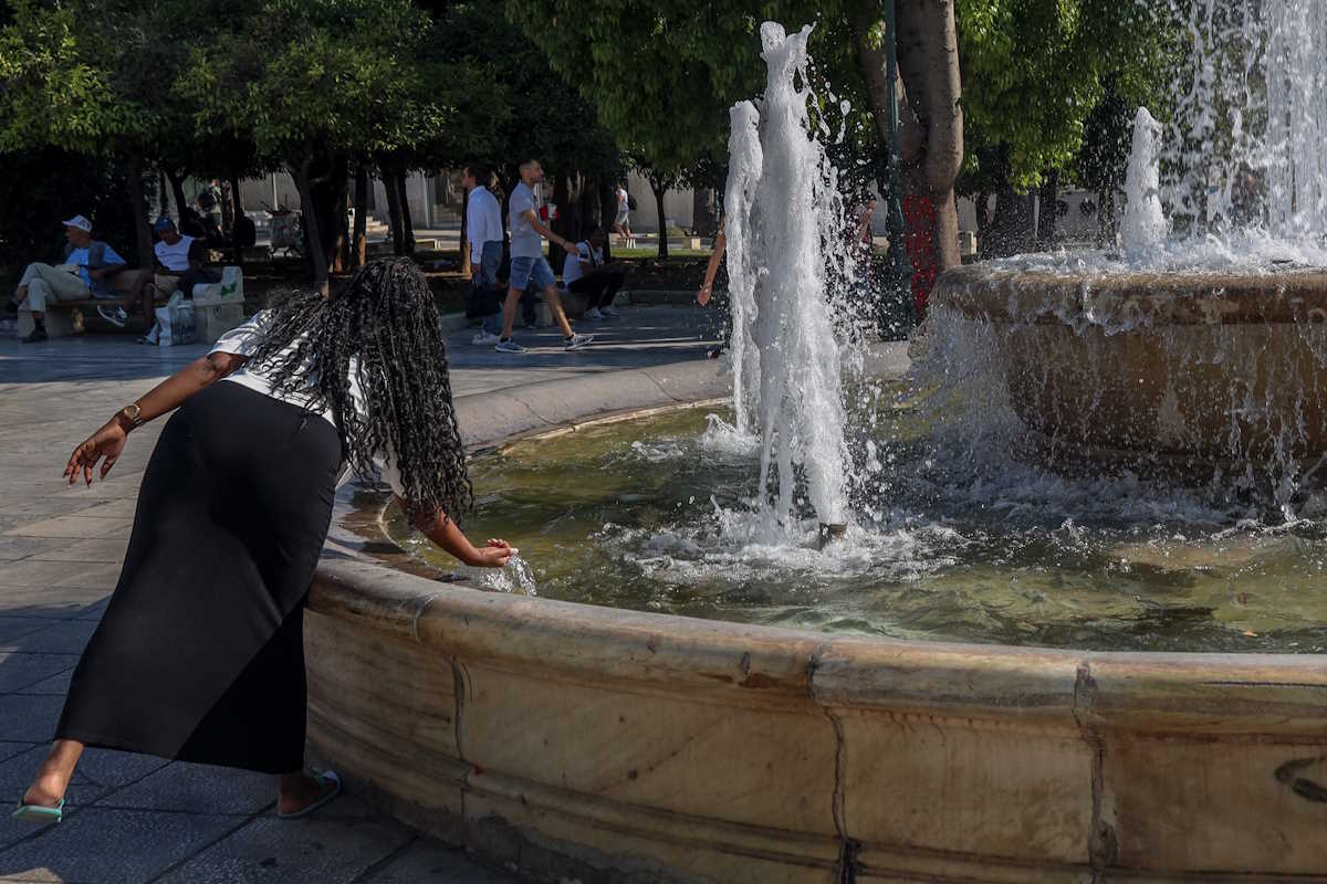 ΣΤΙΓΜΙΟΤΥΠΑ ΣΤΟ ΣΥΝΤΡΙΒΑΝΙ ΣΤΗ ΠΛΑΤΕΙΑ ΣΥΝΤΑΓΜΑΤΟΣ (ΓΙΑΝΝΗΣ ΠΑΝΑΓΟΠΟΥΛΟΣ