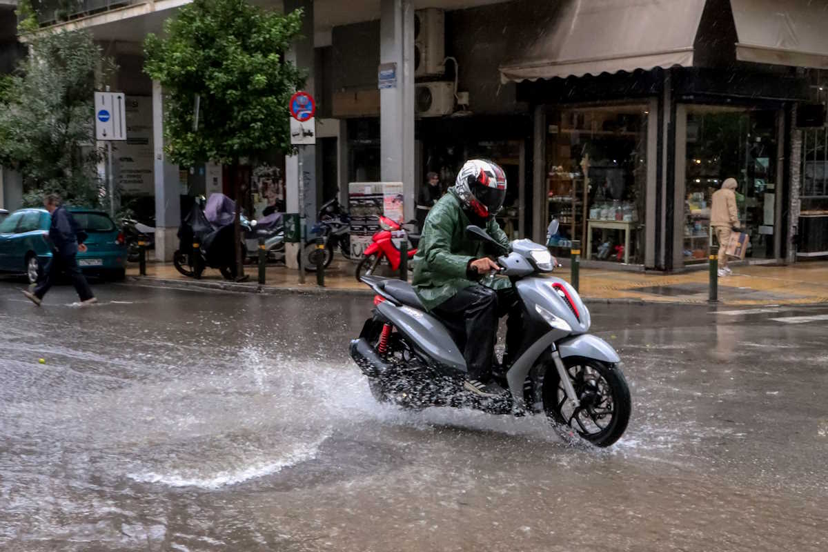 Το κύμα κακοκαιρίας "ΜΠΑΛΛΟΣ" πλήττει από εχθές πολλές περιοχές της Αττικής για 2η μέρα.Στιγμιότυπα από καταιγίδα στο κέντρο της Αθήνας, Παρασκευή 15 Οκτωβρίου 2021 ( ΓΙΕΝΑΝΤΑ ΝΤΕΛΑΪ