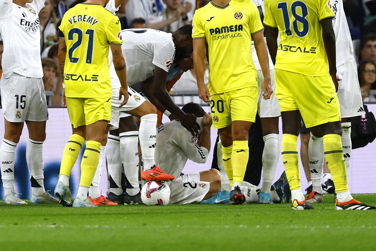 Soccer Football - LaLiga - Real Madrid v Villarreal - Santiago Bernabeu, Madrid, Spain - October 5, 2024 Players react as Real Madrid's Dani Carvajal sustains an injury REUTERS