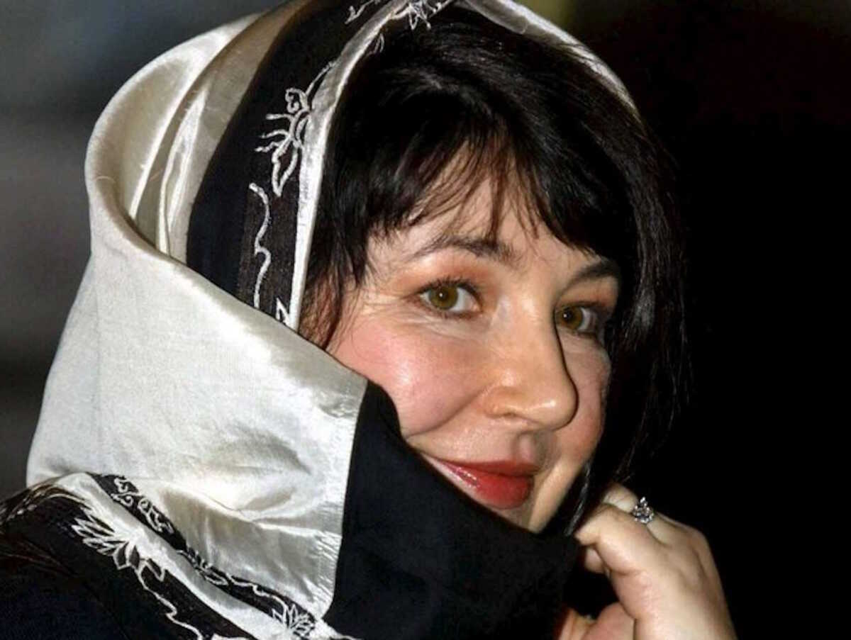 epa04145035 (FILE) A file picture dated 01 March 2005 shows British singer Kate Bush arriving at Buckingham Palace in London, Britain. Reports in entertainment media on 28 March 2014 state that the legendary British singer is to return to the stage for the firts time sinve her last tour in 1979. Tickets for her 'Before The Dawn' concerts in London reportedly were sold out within minutes. The concerts planned at Hammersmith in London are the first live performance for Kate Bush in 35 years.  EPA