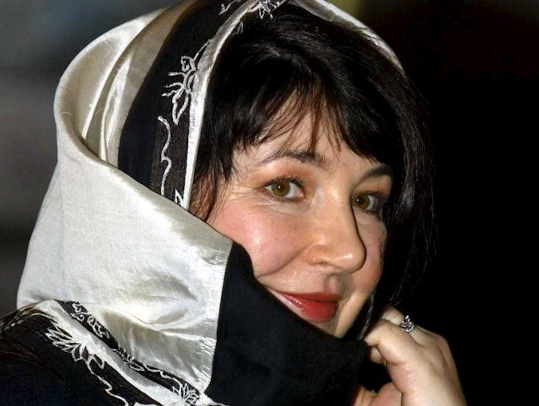 epa04145035 (FILE) A file picture dated 01 March 2005 shows British singer Kate Bush arriving at Buckingham Palace in London, Britain. Reports in entertainment media on 28 March 2014 state that the legendary British singer is to return to the stage for the firts time sinve her last tour in 1979. Tickets for her 'Before The Dawn' concerts in London reportedly were sold out within minutes. The concerts planned at Hammersmith in London are the first live performance for Kate Bush in 35 years.  EPA