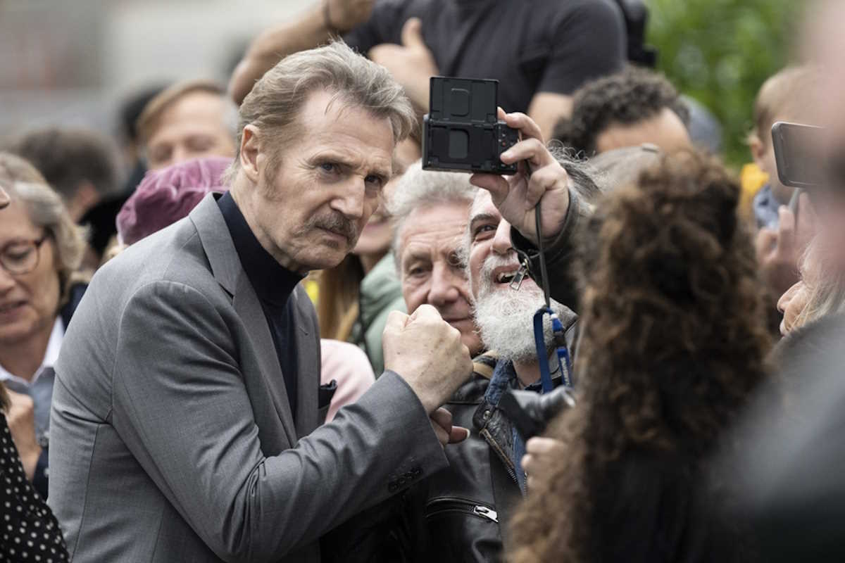 epa10205656 Northern Irish actor Liam Neeson (L) poses for selfies with fans on the Green Carpet before the screening of the movie 'Marlowe' at the 18th Zurich Film Festival (ZFF), in Zurich, Switzerland, 25 September 2022. The ZFF2022 runs until 02 October 2022.  EPA