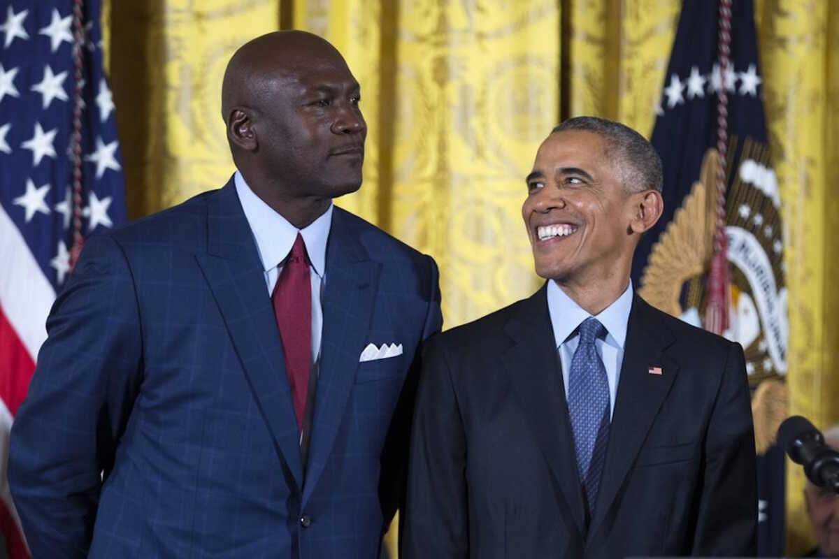 epa05643076 US President Barack Obama awards former US basketball player Michael Jordan (L) the Presidential Medal of Freedom during a ceremony in the East Room of the White House in Washington, DC, USA, 22 November 2016.  EPA