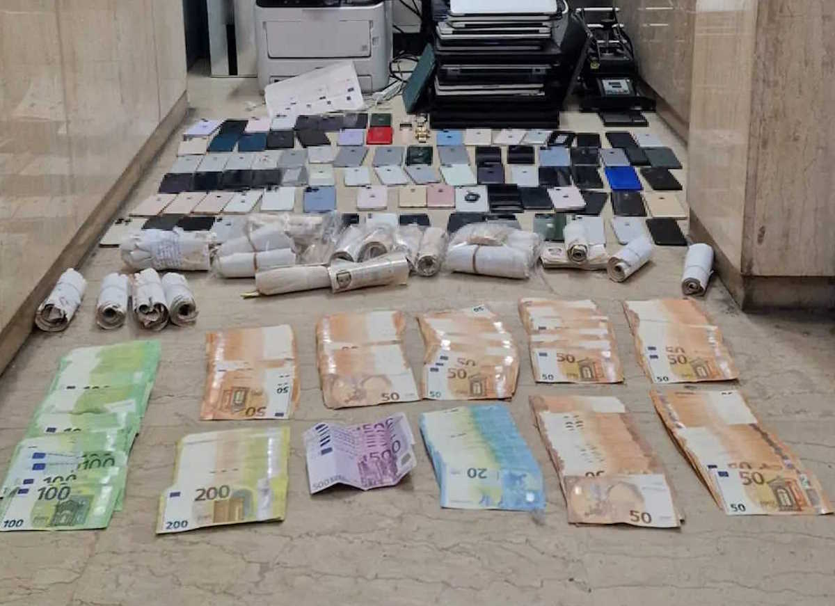 Έφτιαχνε πλαστά διαβατήρια, άδειες διαμονής, διπλώματα οδήγησης στο κέντρο της Αθήνας – Το διαμέρισμα «εργαστήριο»