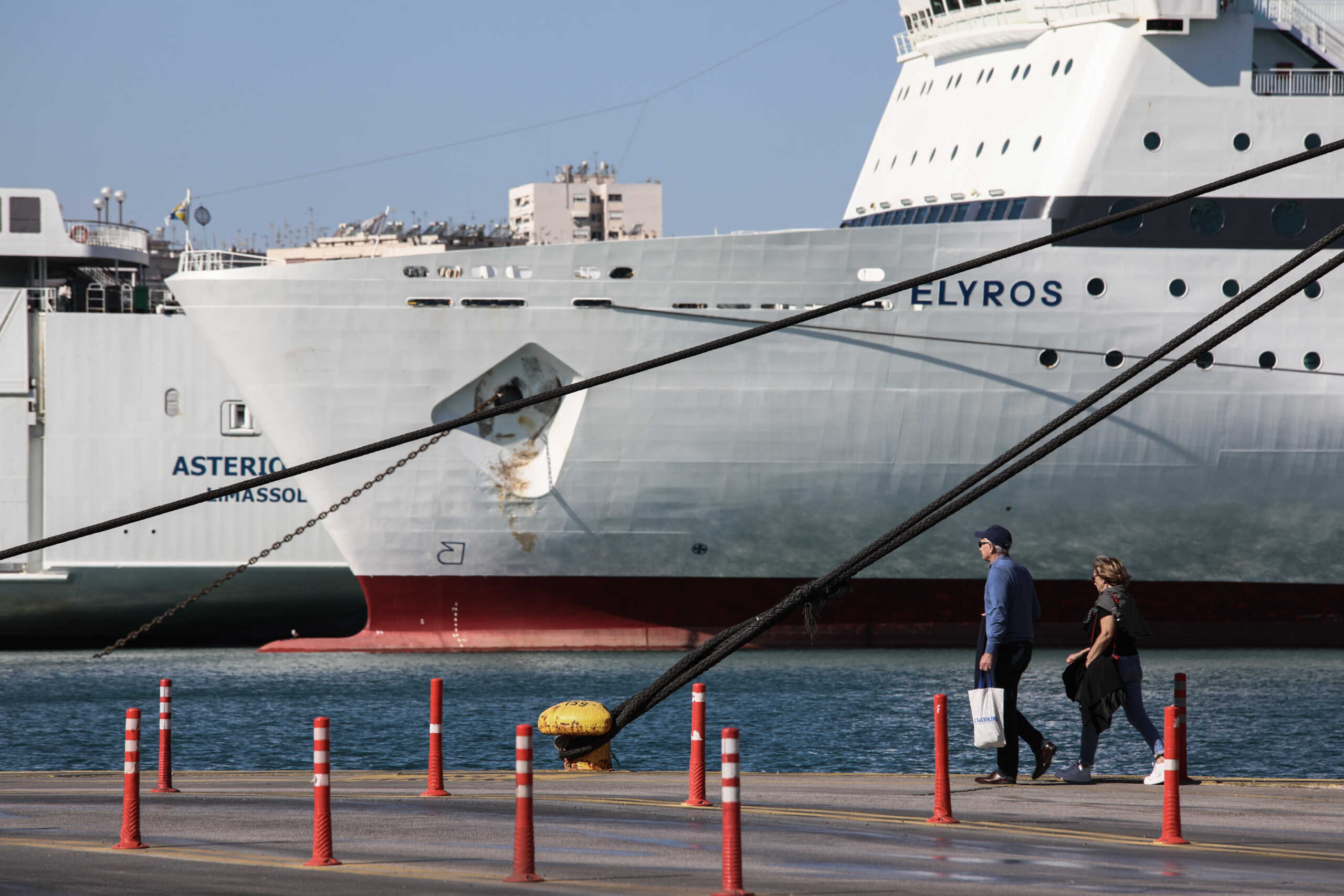 Στιγμιότυπο από το λιμάνι του Πειραιά, Τρίτη 22 Οκτωβρίου 2024. Σε όλα τα λιμάνια της χώρας παρέμειναν δεμένα τα πλοία μέχρι και τις 12 το βράδυ της Τετάρτης 23
(ΜΑΡΙΑΝΘΗ ΤΣΟΜΠΑΝΟΠΟΥΛΟΥ