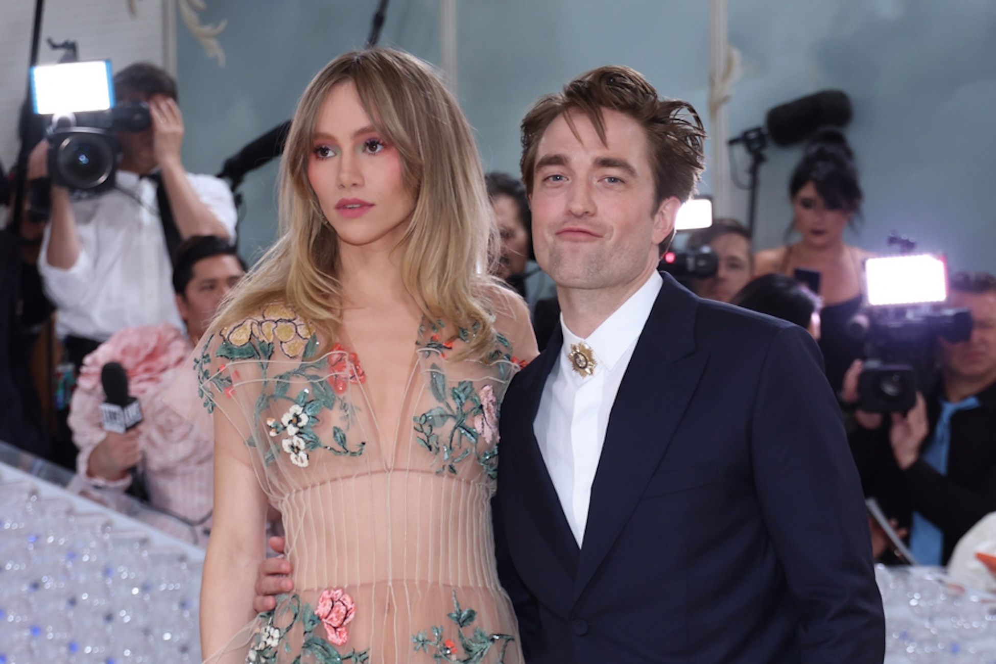 epa10603349 Suki Waterhouse (L) and Robert Pattinson (R) arrive on the carpet for the 2023 Met Gala, the annual benefit for the Metropolitan Museum of Art's Costume Institute, in New York, New York, USA, 01 May 2023. The theme of this year's event is the Met Costume Institute's exhibition, 'Karl Lagerfeld: A Line of Beauty.'  EPA
