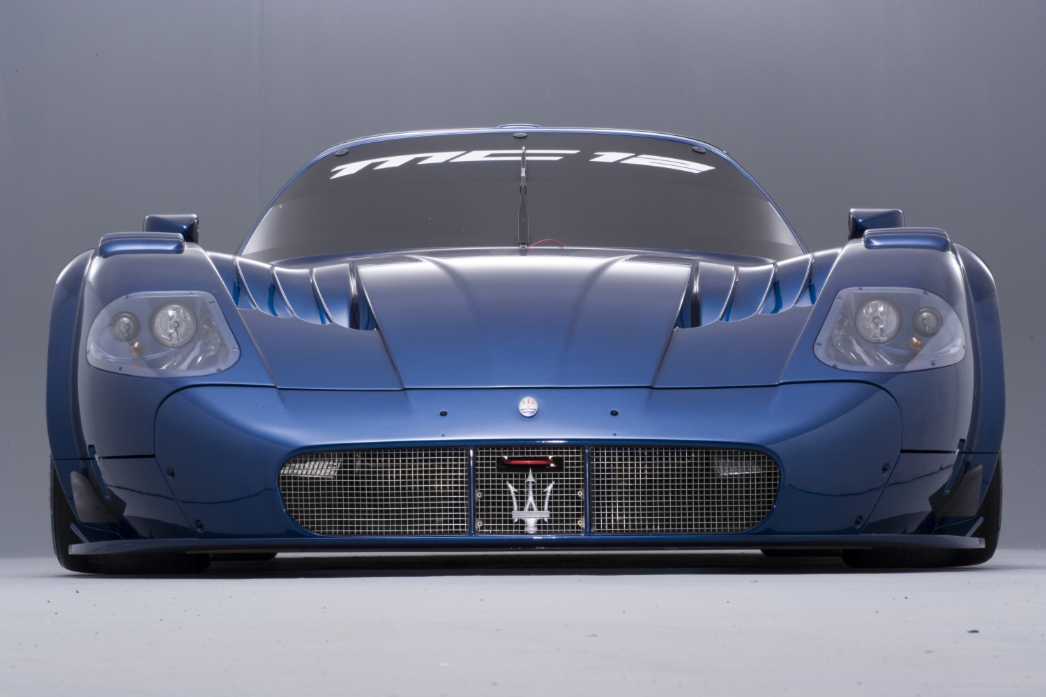 La Maserati MC12 Corsa è stata sviluppata partendo dalla MC12 GT1 che ha conquistato nel 2005 la Coppa Costruttori del Campionato FIA GT. La vettura sarà disponibile nel colore ufficiale "Blue Victory".
La produzione non eccederà le 12 unità.
Non sarà omologata per uso stradale, nè per qualsiasi altro tipo di competizione.