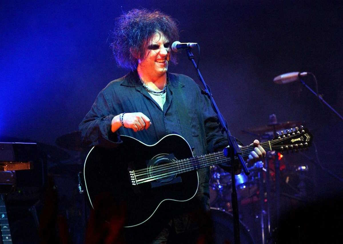 epa000277452 Robert Smith, lead singer of The Cure, performing on stage as part of the 'MTV Icon of 2004' tribute to the band, the event honouring their significant contribution to music, music video and pop culture after a 25 year career, held at the Old Billingsgate Market in London, Friday 17 September 2004.  EPA