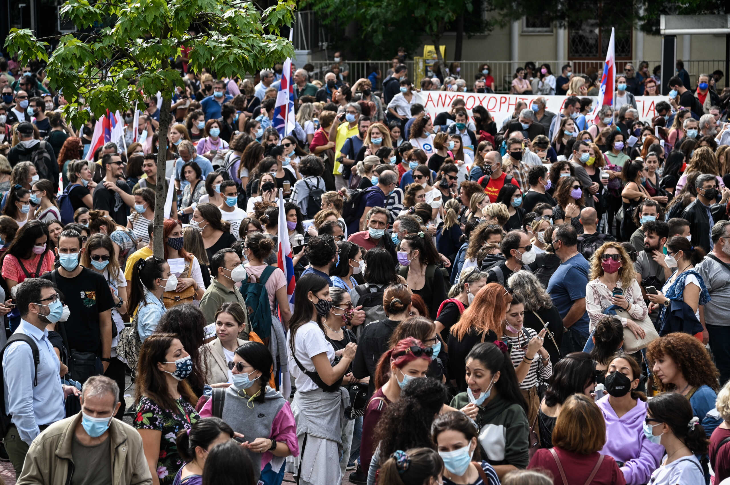 Συγκέντρωση διαμαρτυρίας έξω από το Εφετείο, εκπαιδευτικών οι οποίοι και απεργούν, αντιδρώντας στην διαδικασία της αξιολόγησης όπως αυτή προωθείται από το υπουργείο Παιδείας, Δευτέρα 11 Οκτωβρίου 2021. Εκτός από την αξιολόγηση, οι εκπαιδευτικοί αντιδρούν και στην αγωγή που κατέθεσε η υπουργός Παιδείας Νίκη Κεραμέως, προκειμένου να κριθεί παράνομη απεργία-αποχή από την αξιολόγηση. 
(ΜΙΧΑΛΗΣ ΚΑΡΑΓΙΑΝΝΗΣ