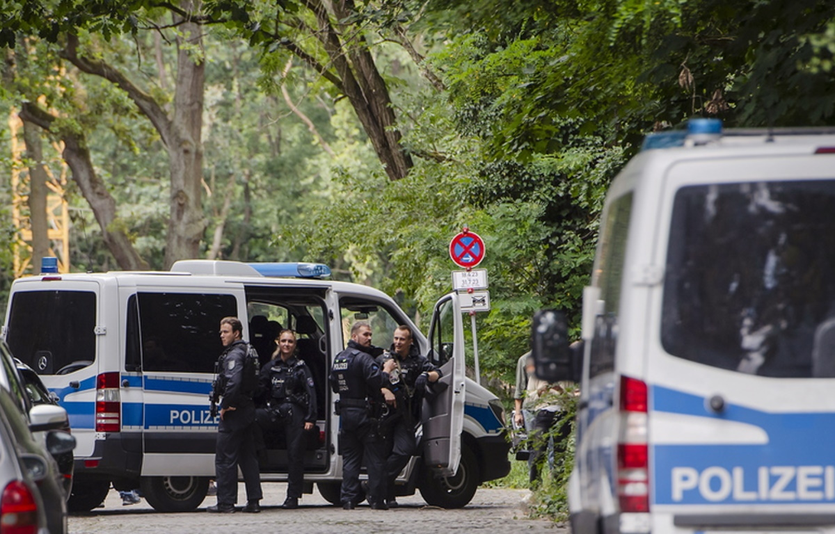 epa10757312 Police patrol during a search for a escaped lion near the village of Kleinmachnow in the south of in Berlin, Germany, 20 July 2023. German authorities warned people in the southern suburbs of Berlin on Thursday about a potentially dangerous animal believed to be a lioness on the loose.  EPA
