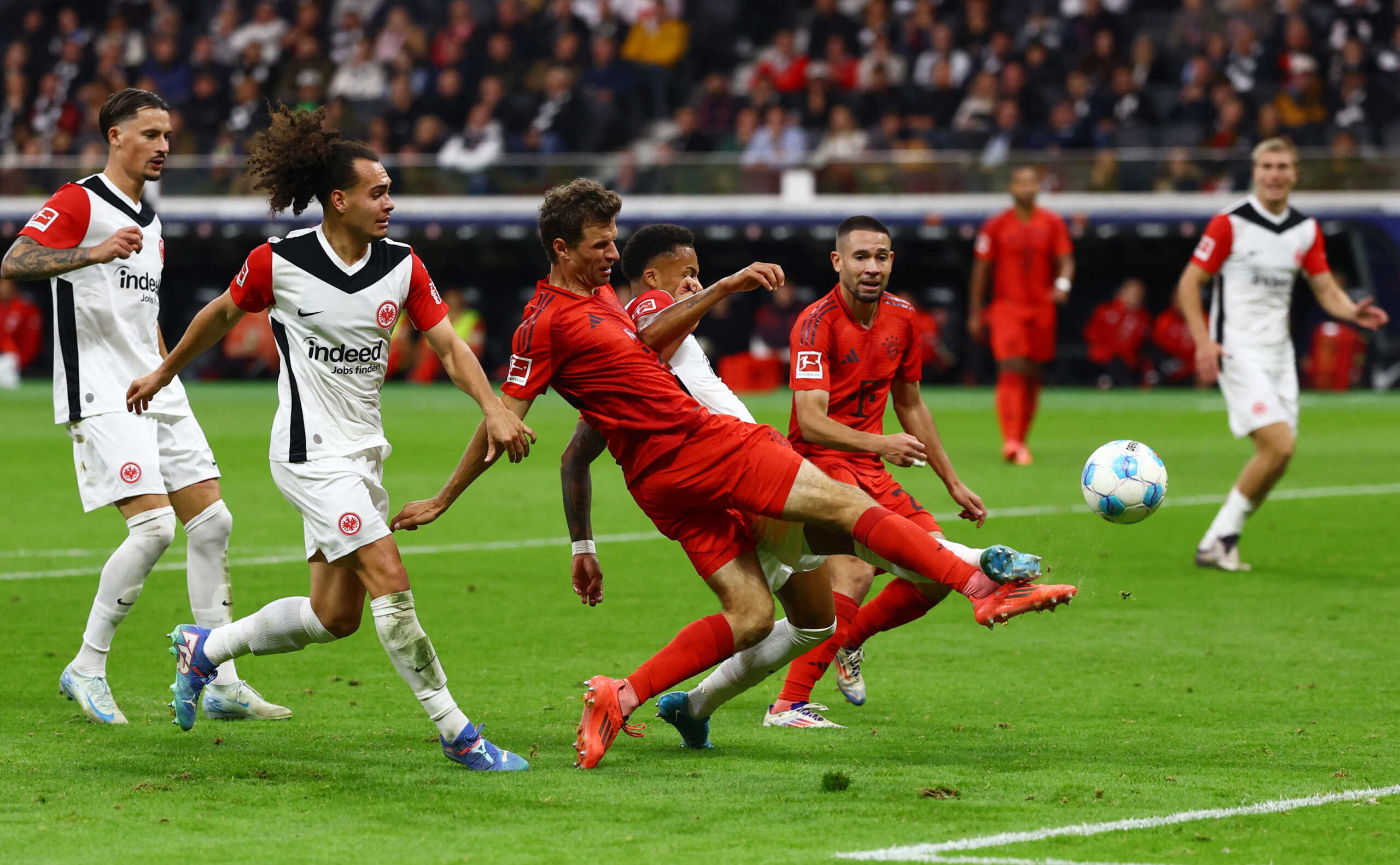 Soccer Football - Bundesliga - Eintracht Frankfurt v Bayern Munich - Deutsche Bank Park, Frankfurt, Germany - October 6, 2024  Bayern Munich's Thomas Mueller in action with Eintracht Frankfurt's Tuta REUTERS