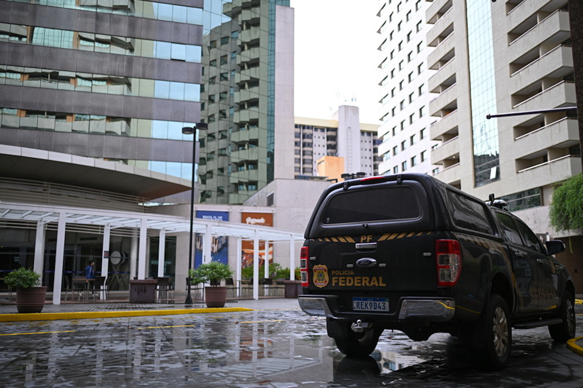 epa11136913 View of a Police Federal vehicle parked in front of the Partido Liberal facilities during a search operation against party president's Valdemar Costa Neto in Brasilia, Brazil, 08 February 2024. Brazilian Federal Police is conducting an operation against former president Bolsonaro, his ministers, and his military allies to investigate in the attempted coup d'etat on 01 January 2023.  EPA