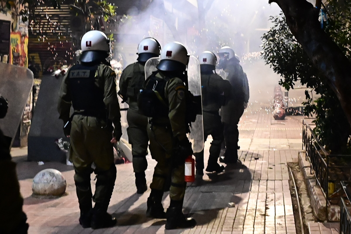 Επεισόδια στα Εξάρχεια μετά το τέλος της πορείας για την 15η επέτειο από την δολοφονία του Αλέξη Γρηγορόπουλου, Τετάρτη 6 Δεκεμβρίου 2023. 
(ΜΙΧΑΛΗΣ ΚΑΡΑΓΙΑΝΝΗΣ