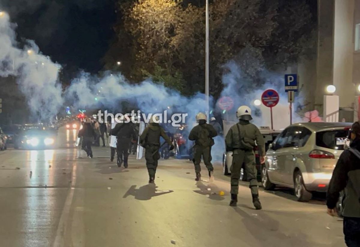Θεσσαλονίκη: «Βροχή» μολότοφ από κουκουλοφόρους κατά αστυνομικών στο ΑΠΘ – Εξι προσαγωγές