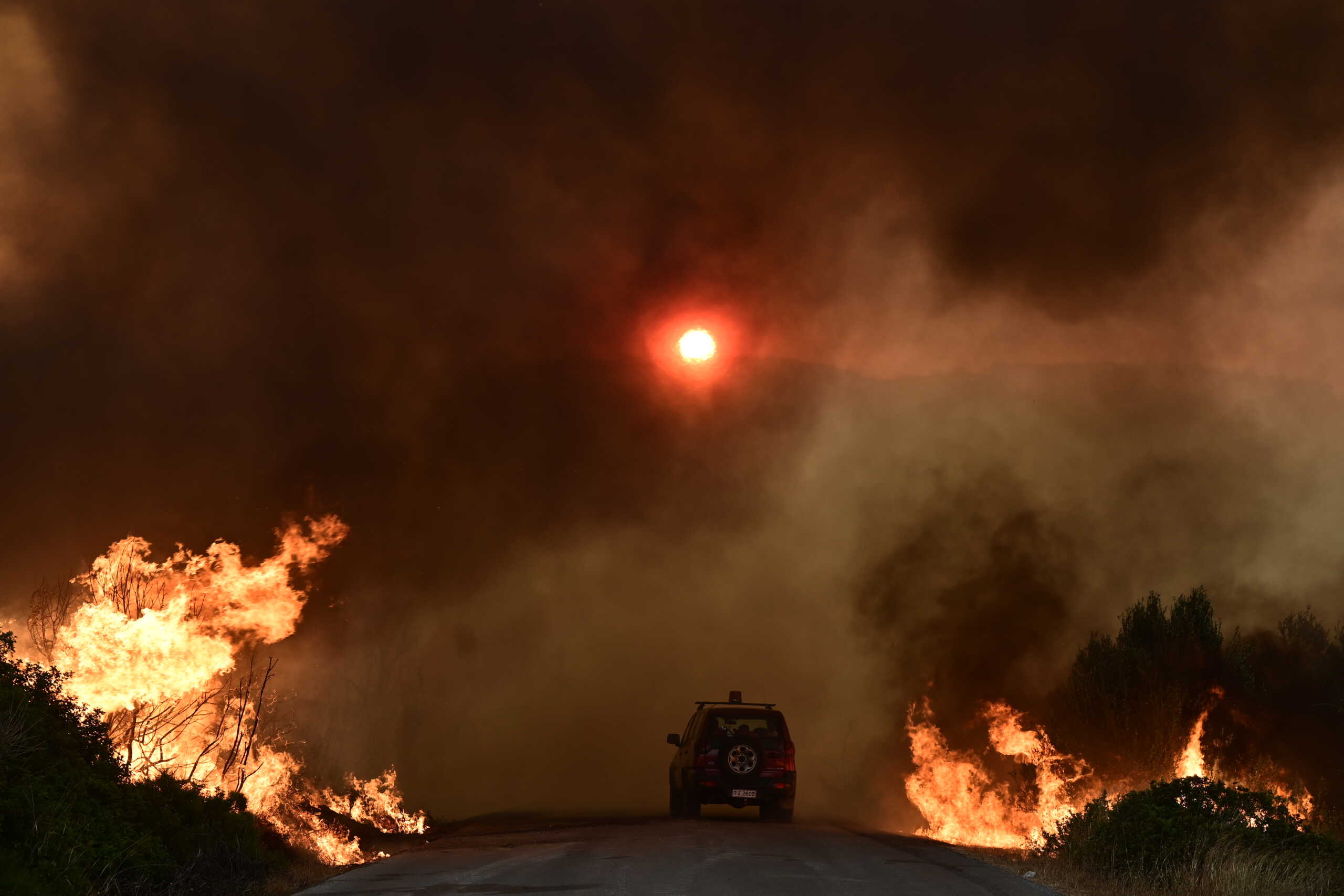 Για 2η ημέρα συνεχίζεται η μάχη με τις φλόγες, στο μεγάλο πύρινο μέτωπο της Εύβοιας, που ξέσπασε εχθές το μεσημέρι στην περιοχή ανάμεσα στα χωριά Πετριά και Κριεζά, Τρίτη 20 Ιουλίου 2024 (ΜΙΧΑΛΗΣ ΚΑΡΑΓΙΑΝΝΗΣ