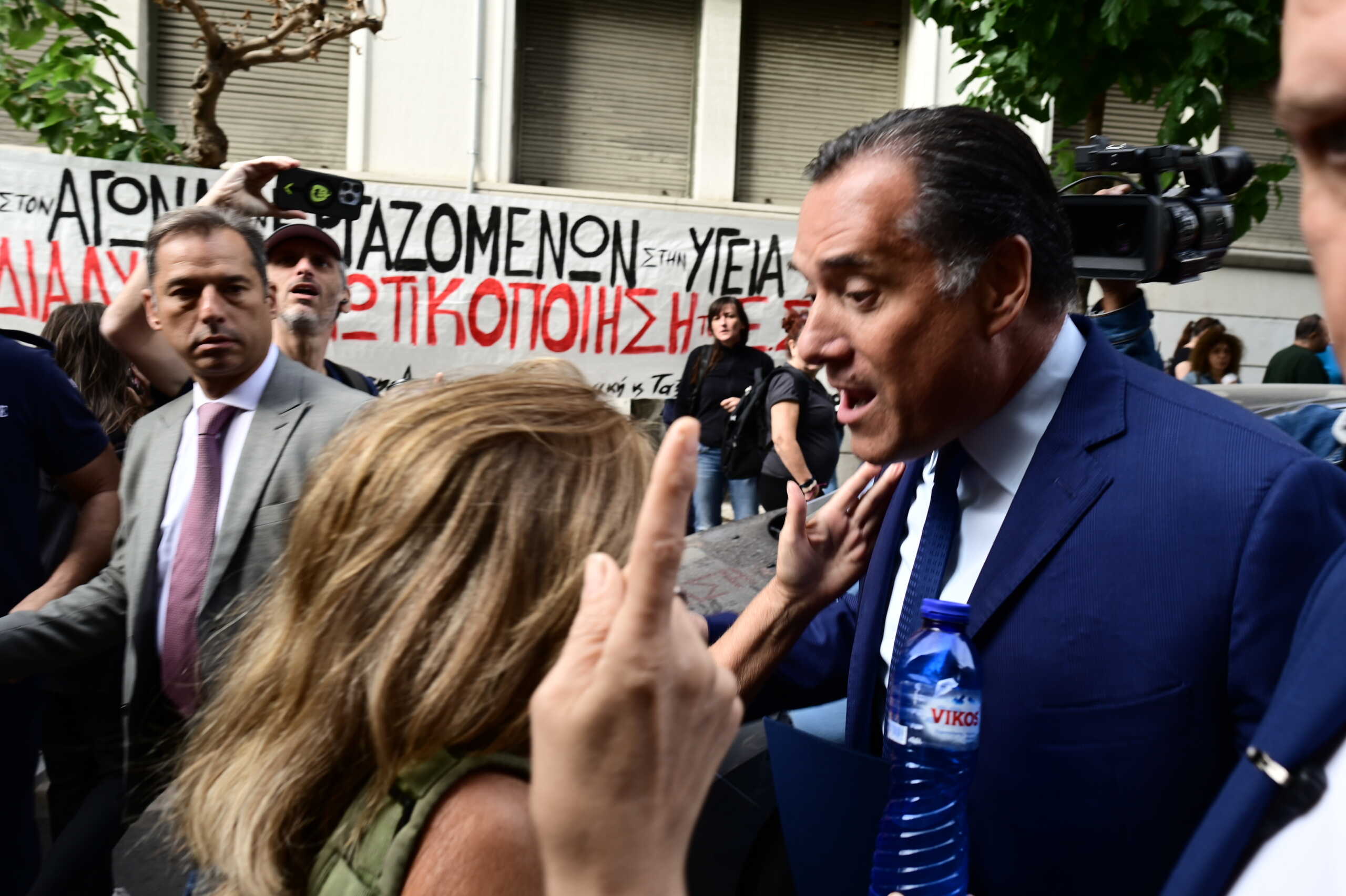 Συγκέντρωση στην πλατεία Μαβίλη στην Αθήνα και πορεία στο υπουργείο Υγείας από την Πανελλήνια Ομοσπονδία Εργαζομένων Δημόσιων Νοσοκομείων (ΠΟΕΔΗΝ), Πέμπτη 17 Οκτωβρίου 2024. Οι εργαζόμενοι στα νοσοκομεία έχουν κηρύξει 24ωρη απεργία στην Περιφέρεια και στάση εργασίας 8-3 στην Αττική. Στην Πανυγειονομική απεργία συμμετέχουν ΕΙΝΑΠ και ΟΕΝΓΕ. Η ΠΟΕΔΗΝ , ζητά, μεταξύ άλλων, προσλήψεις προσωπικού, αυξήσεις μισθών, μονιμοποίηση συμβασιούχων, την απομάκρυνση των εργολάβων από τα νοσοκομεία και ένταξη στα βαρέα και ανθυγιεινά επαγγέλματα, καθώς και αντιστροφή της πορείας του ΕΣΥ προς την ιδιωτικοποίηση. 
(ΜΙΧΑΛΗΣ ΚΑΡΑΓΙΑΝΝΗΣ