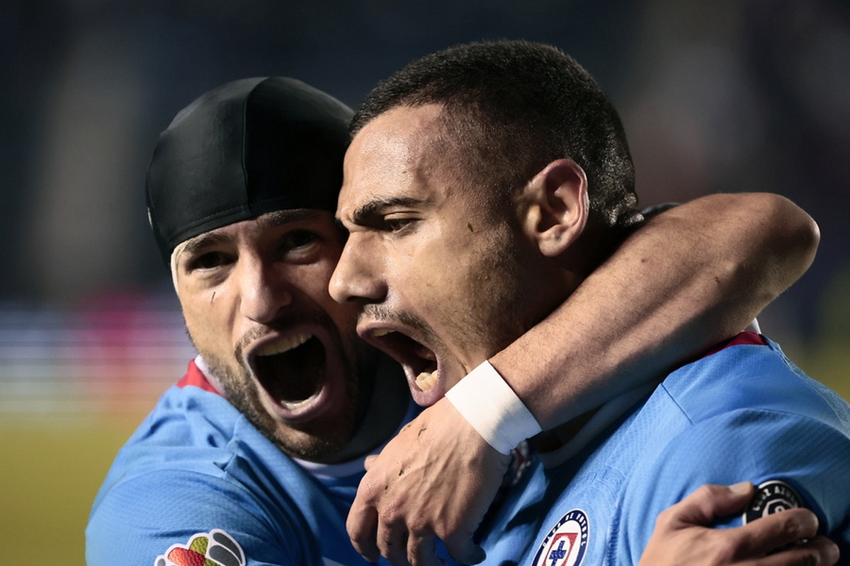 epa11482896 Georgios Giakoumakis (L) and José Rivero (R) of Cruz Azul celebrate a goal against Tijuana during the Liga MX 2024 Apertura Tournament soccer match between Cruz Azul and Club Tijuana at Ciudad de los Deportes Stadium in Mexico City, México, 16 July 2024.  EPA