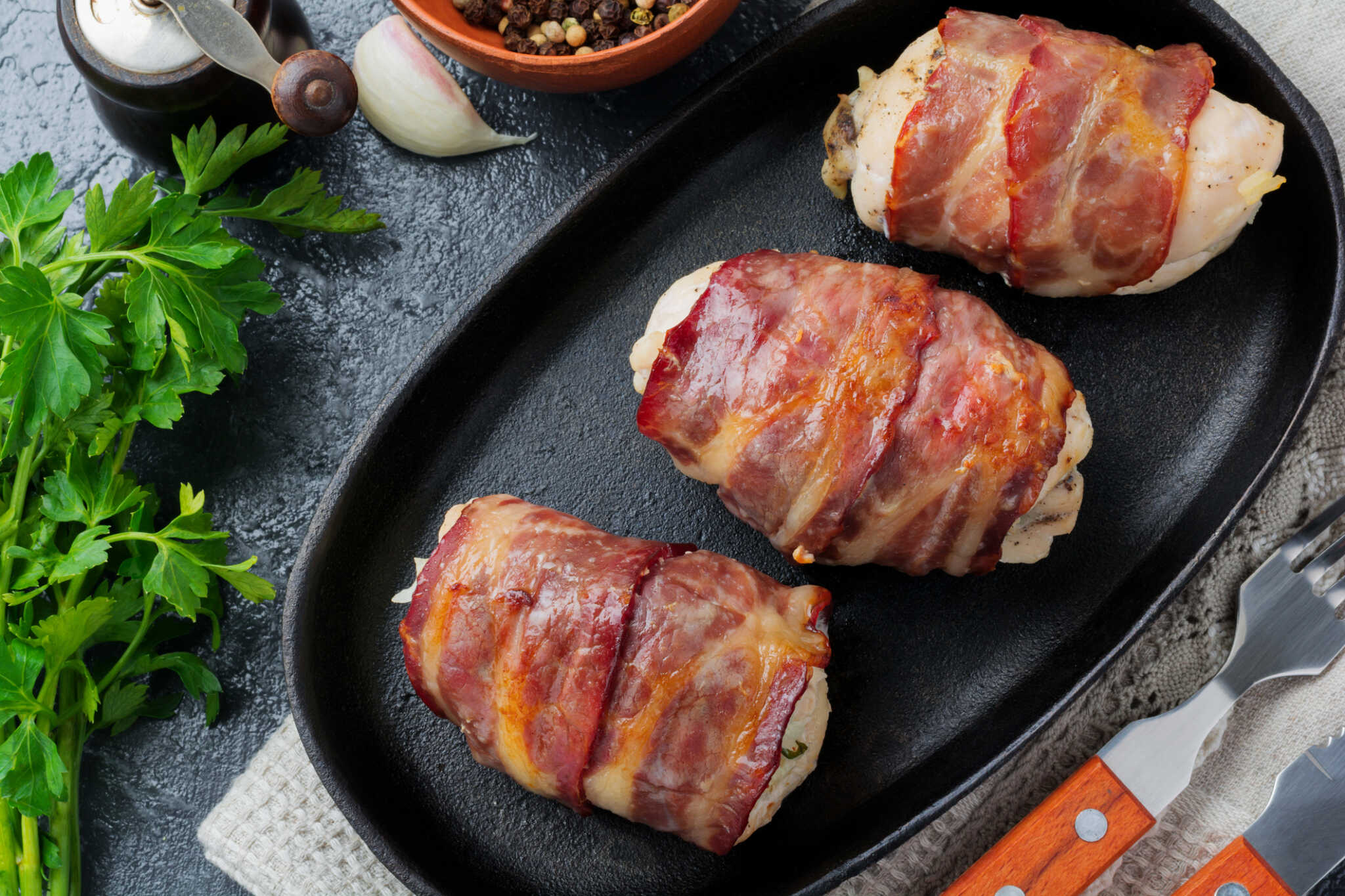 Медальоны из свинины в беконе в духовке. Рулетики из филе курицы с беконом. Куриное филе в беконе. Рулетики из куриной грудки в беконе в духовке. Куриное филе в беконе.