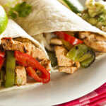 Chicken Fajitas: Το μεξικάνικο σουβλάκι κοτόπουλο και πώς θα το φτιάξετε