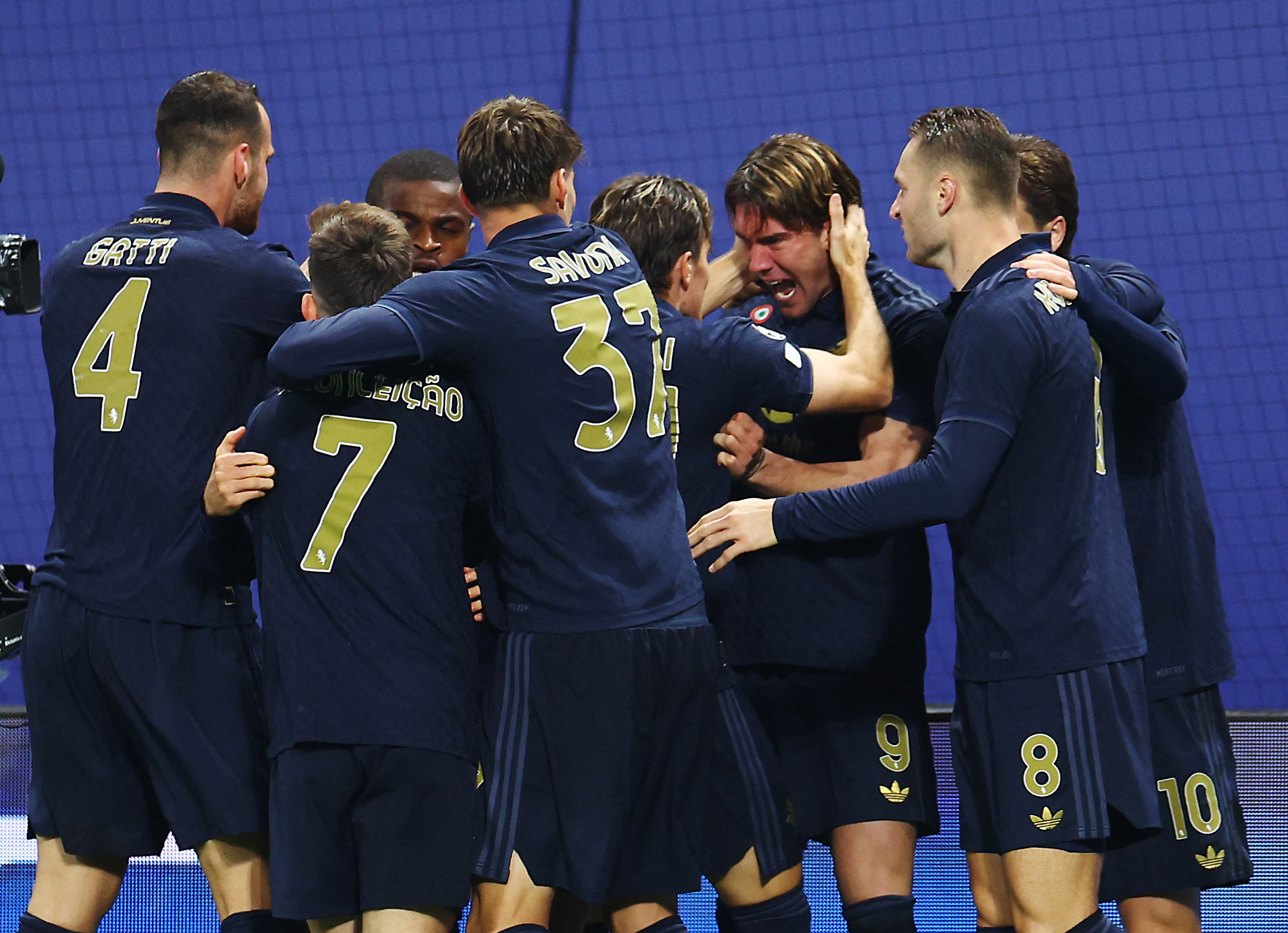 Soccer Football - Champions League - RB Leipzig v Juventus - Red Bull Arena, Leipzig, Germany - October 2, 2024 Juventus' Dusan Vlahovic celebrates scoring their first goal with teammates REUTERS