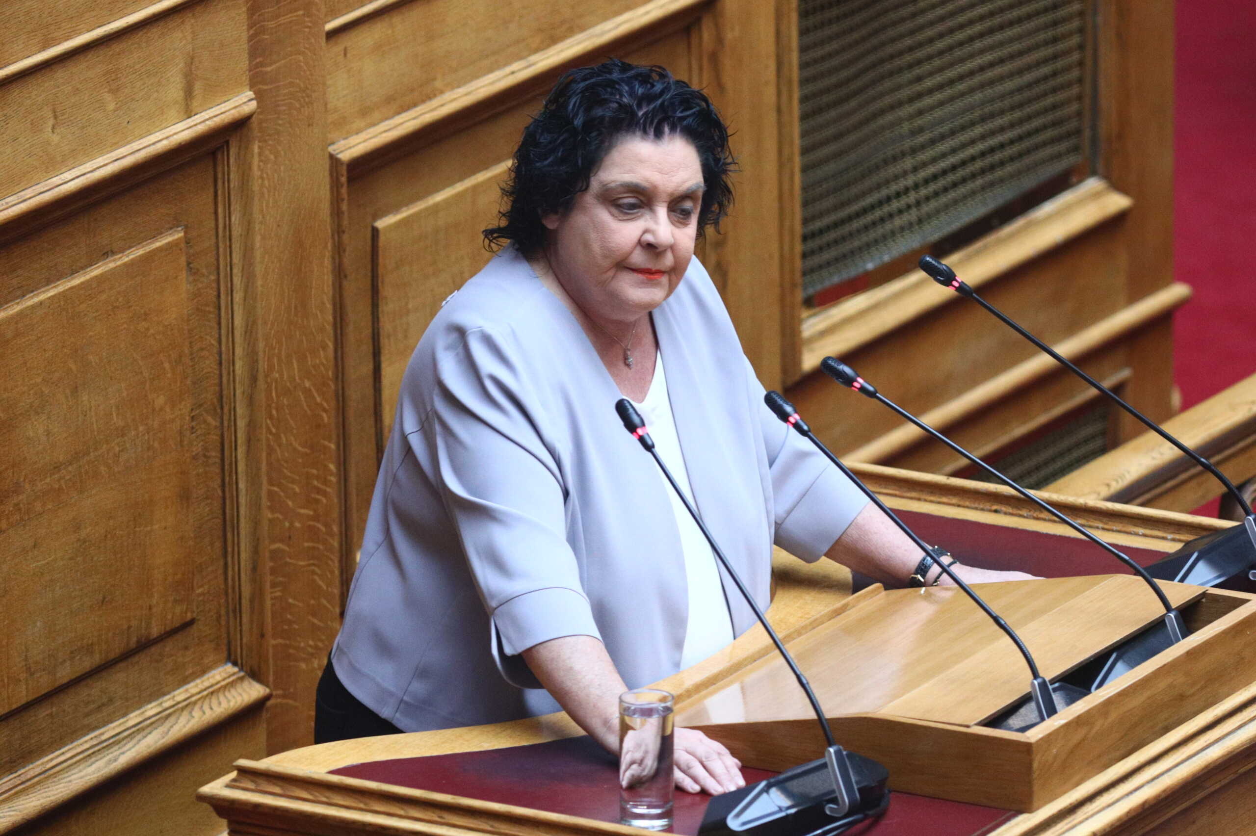 Τρίτη ημέρα της συζήτησης στην Ολομέλεια της Βουλής της πρότασης δυσπιστίας στην κυβέρνηση που κατέθεσε ο πρόεδρος του ΠΑΣΟΚ-Κινήματος Αλλαγής Νίκος Ανδρουλάκης, με αφορμή το δημοσίευμα του "Βήματος της Κυριακής" για αλλοίωση των διαλόγων του σταθμάρχη της Λάρισας με τους μηχανοδηγούς το βράδυ της 28ης Φεβρουαρίου 2023, όταν και συνέβη η πολύνεκρη σύγκρουση αμαξοστοιχιών στα Τέμπη, Πέμπτη 28 Μαρτίου 2024. Την πρόταση δυσπιστίας του ΠΑΣΟΚ-Κινήματος Αλλαγής στηρίζουν ΣΥΡΙΖΑ-Προοδευτική Συμμαχία, ΚΚΕ, Νέα Αριστερά, Ελληνική Λύση και Πλεύση Ελευθερίας.  
(ΓΙΑΝΝΗΣ ΠΑΝΑΓΟΠΟΥΛΟΣ