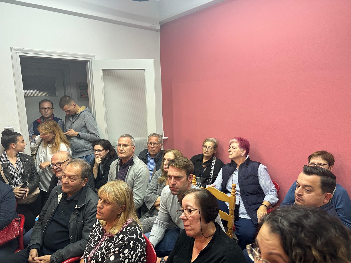 Στην συνεδρίαση της οργάνωσης μελών του ΣΥΡΙΖΑ - ΠΣ στο Περιστέρι το απόγευμα της Τρίτης  ο Στέφανος Κασσελάκης. Έφτασε στο Περιστέρι κατευθείαν από τη Θεσσαλονίκη που βρισκόνταν τις προηγούμενες ημέρες.  Τρίτη 29 Οκτωβρίου 2024  (ΓΡ. ΤΥΠΟΥ ΣΤΕΦΑΝΟΥ ΚΑΣΣΕΛΑΚΗ