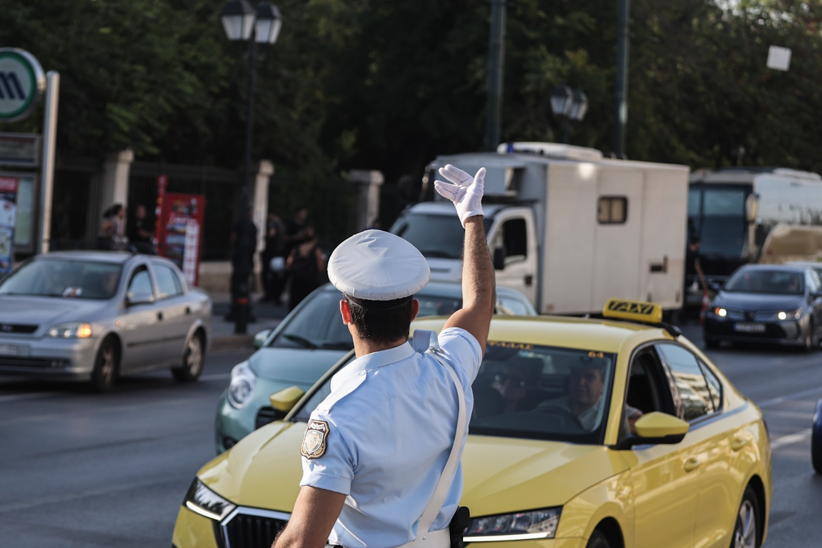 Τροχονόμος ρυθμίζει την κυκλοφορία στο κέντρο της Αθήνας, Πέμπτη 21 Σεπτεμβρίου 2023. 
(ΓΙΩΡΓΟΣ ΚΟΝΤΑΡΙΝΗΣ