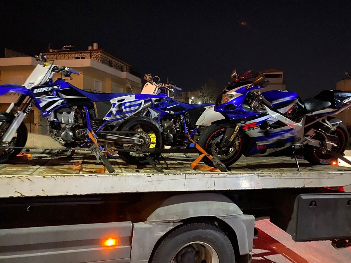 Στο πλαίσιο του επιχειρησιακού σχεδιασμού της Γενικής Αστυνομικής Διεύθυνσης Αττικής, για την αντιμετώπιση των αυτοσχέδιων αγώνων και λοιπών επικίνδυνων παραβάσεων, η Διεύθυνση Τροχαίας Αττικής πραγματοποίησε το διήμερο  23 και 24 Φεβρουαρίου 2021, ειδική εξόρμηση στις περιοχές της Αγίας Βαρβάρας (Ελ. Βενιζέλου και Μεγάλου Αλεξάνδρου) και των ¶νω Λιοσίων (Κωνσταντινουπόλεως - Περιφερειακή Αιγάλεω). Ειδικότερα αστυνομικοί των Ομάδων Ελέγχου & Πρόληψης Τροχαίων Ατυχημάτων (Ο.Ε.Π.Τ.Α.), πραγματοποίησαν τροχονομικούς ελέγχους οδηγών και οχημάτων, κατά τη διάρκεια των οποίων βεβαιώθηκαν οι (198) ακόλουθες παραβάσεις:
(16) για μη χρήση προστατευτικού κράνους, (32) για θόρυβο, (31) για φιμέ ανεμοθώρακες (22) για στέρηση άδειας ικανότητας οδήγησης, (30) για μη χρήση ζώνης ασφαλείας, (12) να μη φέρει πινακίδα κυκλοφορίας,
(1) για παράβαση ερυθρού σηματοδότη, (2) για επικίνδυνους ελιγμούς, (2) για αντίθετη κίνηση, (50) λοιπές παραβάσεις. Επιπλέον αφαιρέθηκαν:(42) άδειες ικανότητας οδήγησης, (55) άδειες κυκλοφορίας και (55) ζεύγη πινακίδων κυκλοφορίας, Ακινητοποιήθηκαν (22) οχήματα.
Επιπλέον επιβλήθηκαν (68) διοικητικά πρόστιμα των (300) ευρώ, για παραβίαση των μέτρων αποφυγής και περιορισμού της διάδοσης του κορωνοϊού.
(EUROKINISSI