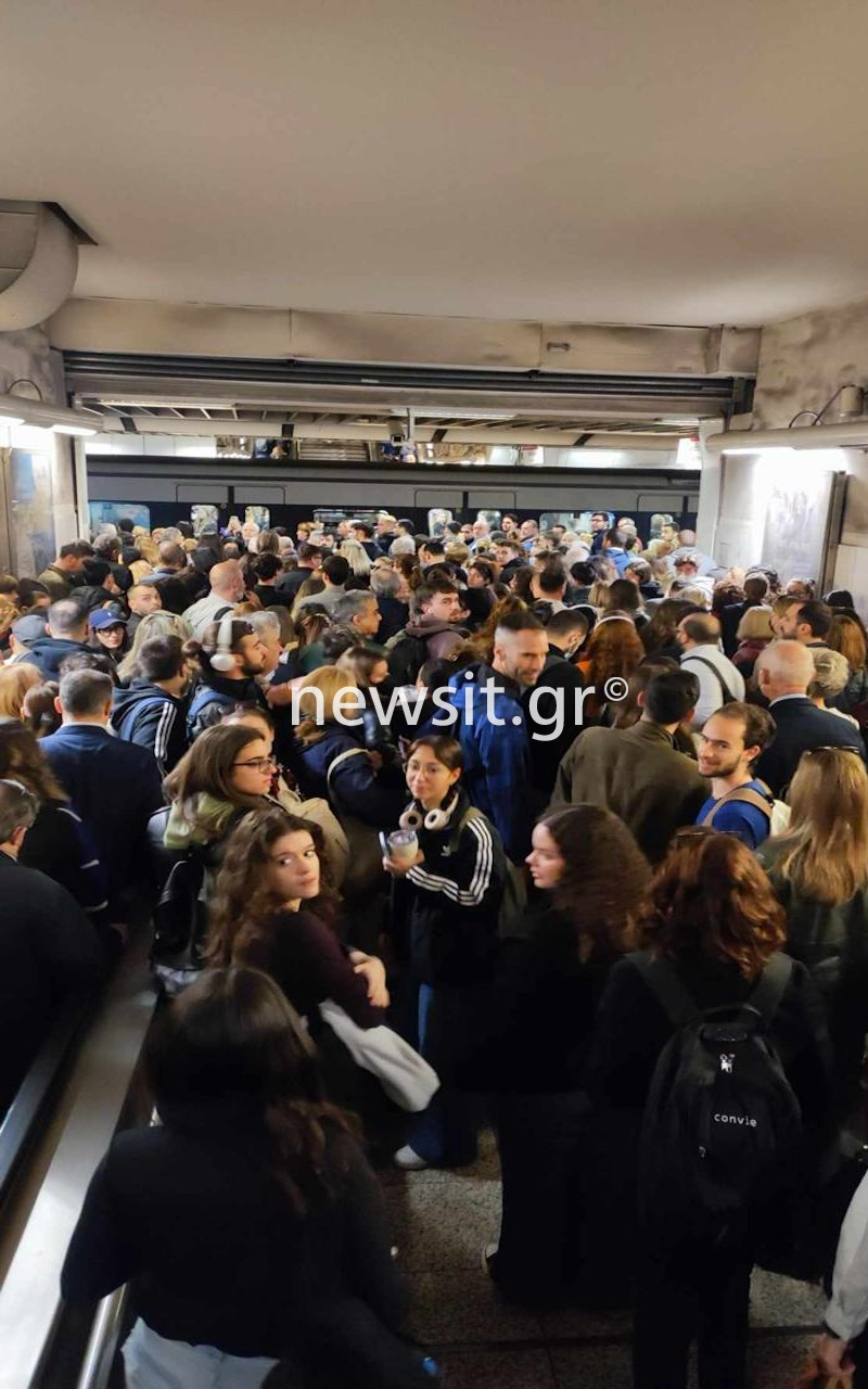 Σκηνές απείρου κάλλους στο Μετρό – Εικόνες συνωστισμού στο Σύνταγμα, σταμάτησαν οι σκάλες