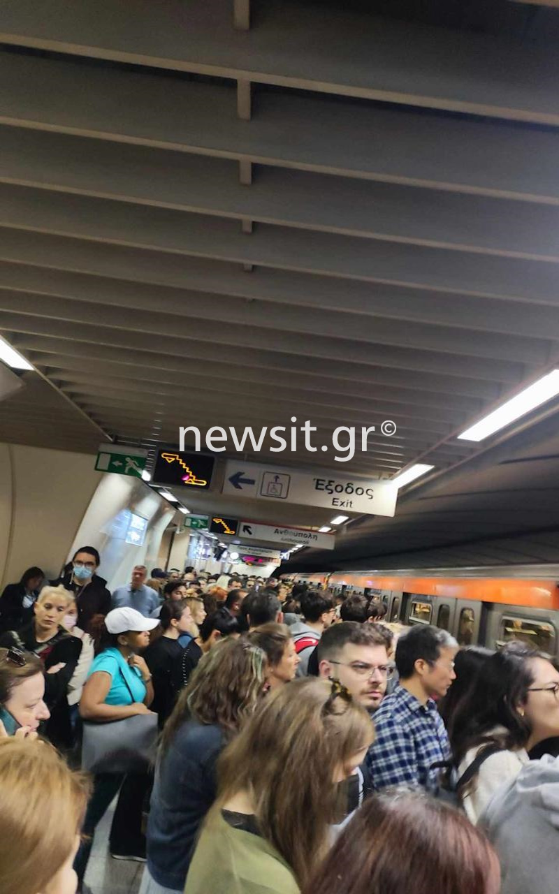 Σκηνές απείρου κάλλους στο Μετρό – Εικόνες συνωστισμού στο Σύνταγμα, σταμάτησαν οι σκάλες