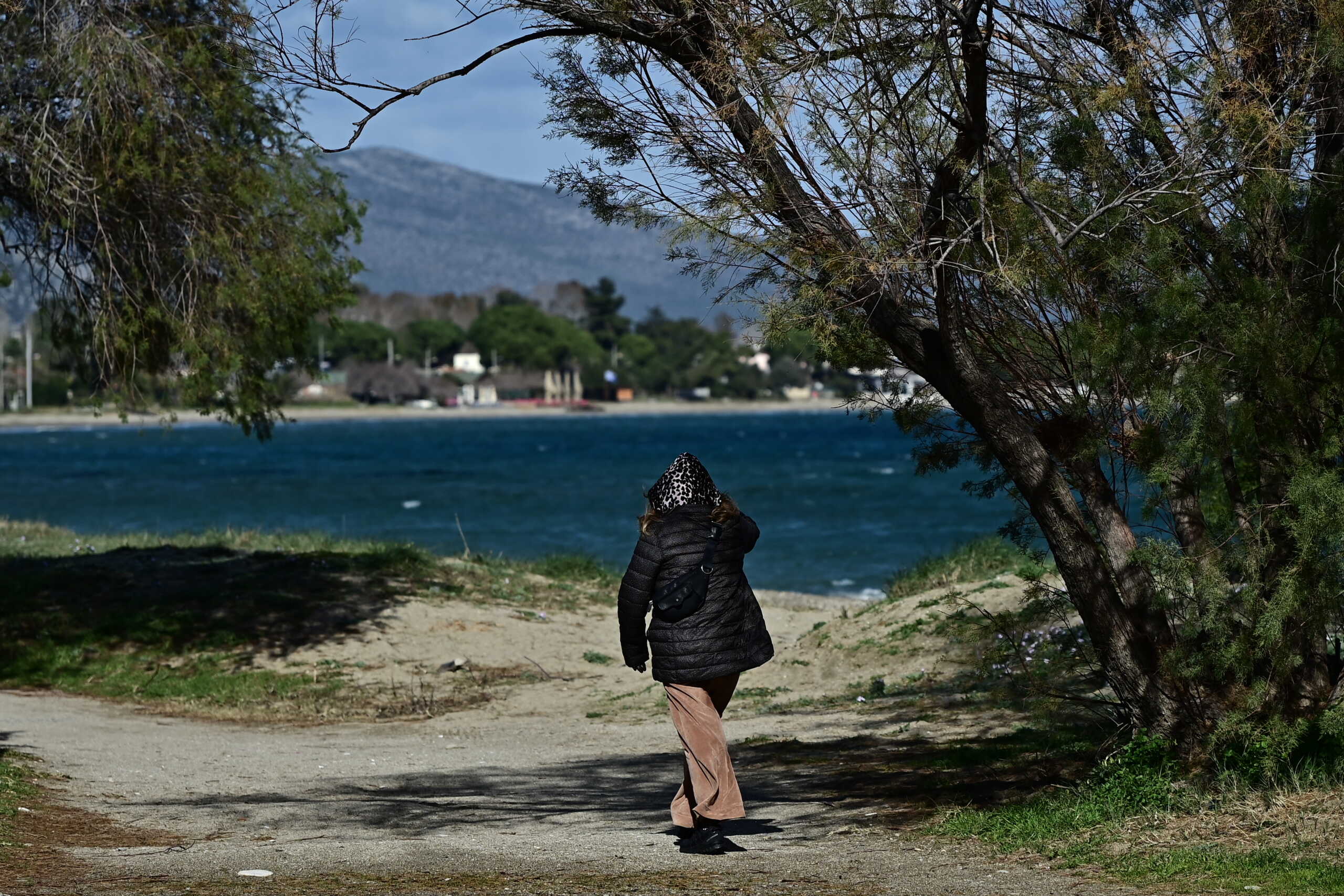 Στιγμιότυπο από την παραλία της Νέας Μάκρης, Τετάρτη 31 Μαρτίου 2024. Το κύμα κακοκαιρίας "Avgi" που απασχόλησε τη χώρα τα τελευταία 24ωρα φέρνοντας χιόνια και στον νομό Αττικής υποχώρησε αλλά το κρύο παραμένει. 
(ΜΙΧΑΛΗΣ ΚΑΡΑΓΙΑΝΝΗΣ