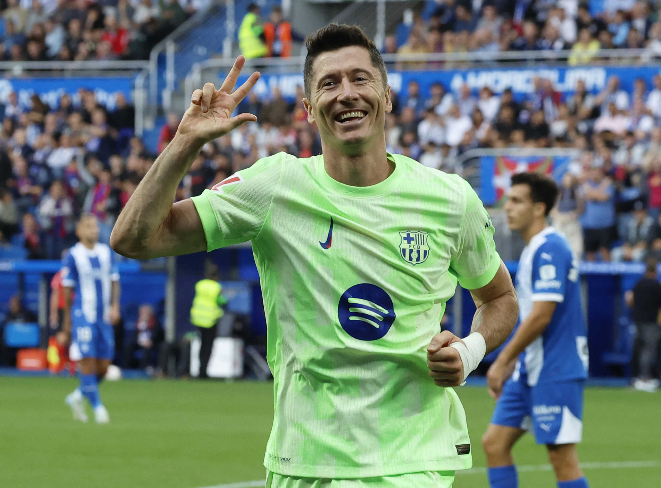 Soccer Football - LaLiga - Deportivo Alaves v FC Barcelona - Estadio Mendizorroza, Vitoria-Gasteiz, Spain - October 6, 2024 FC Barcelona's Robert Lewandowski celebrates scoring their third goal to complete his hat-trick REUTERS