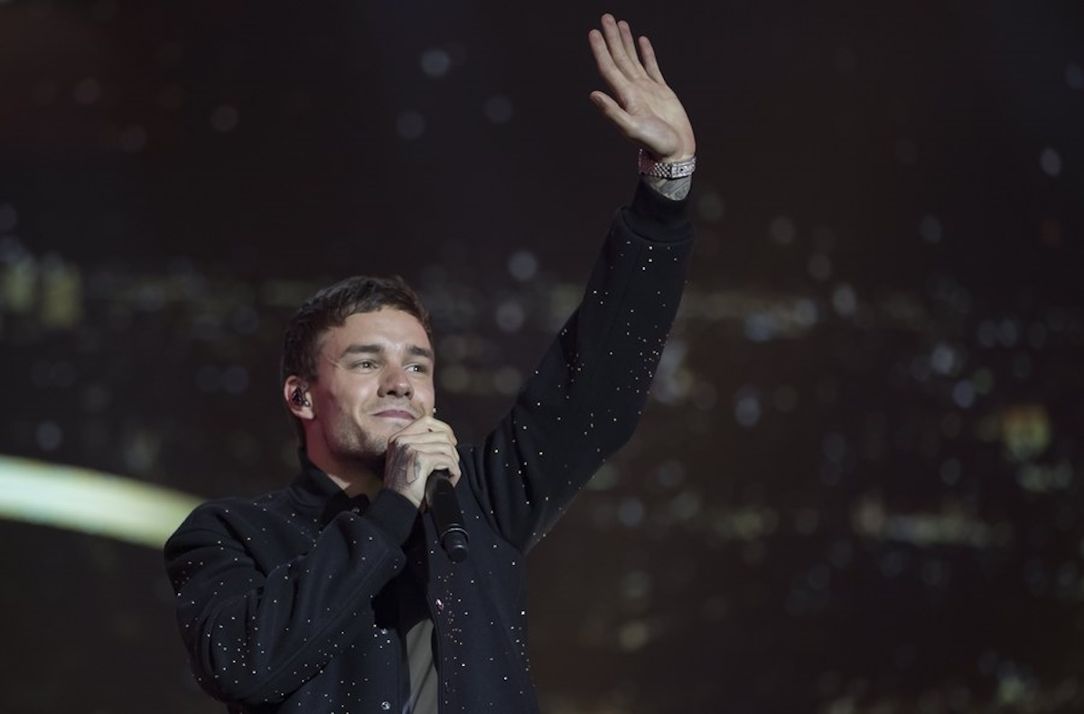 epa06207404 Former member of British boy-band One Direction, Liam Payne, performs during a public open-air concert celebrating Paris' successful 2024 Olympic bid, in front of Hotel de Ville (town Hall) in Paris, France, 15 September 2017.  EPA