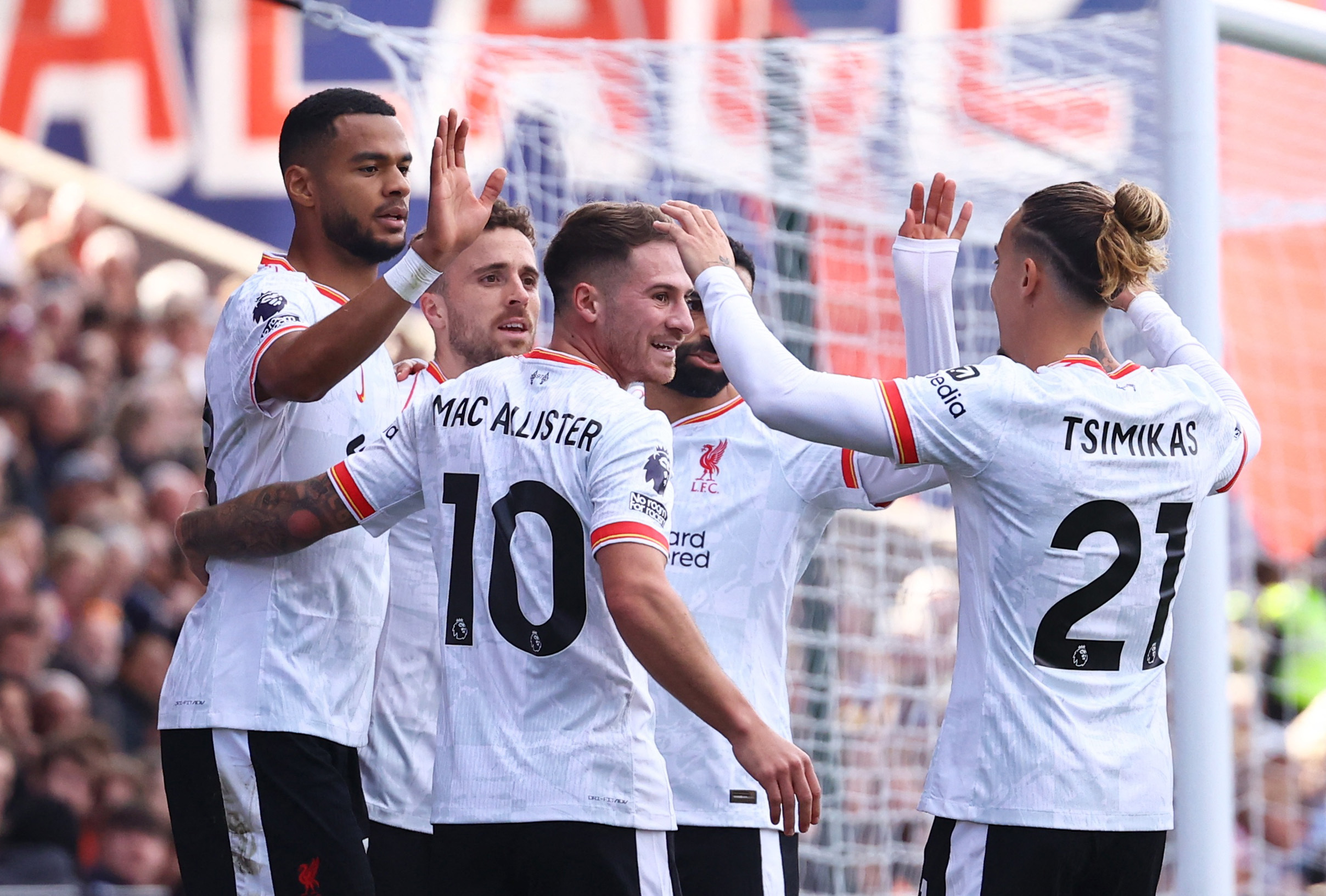 Soccer Football - Premier League - Crystal Palace v Liverpool - Selhurst Park, London, Britain - October 5, 2024  Liverpool's Diogo Jota celebrates scoring their first goal with teammates REUTERS