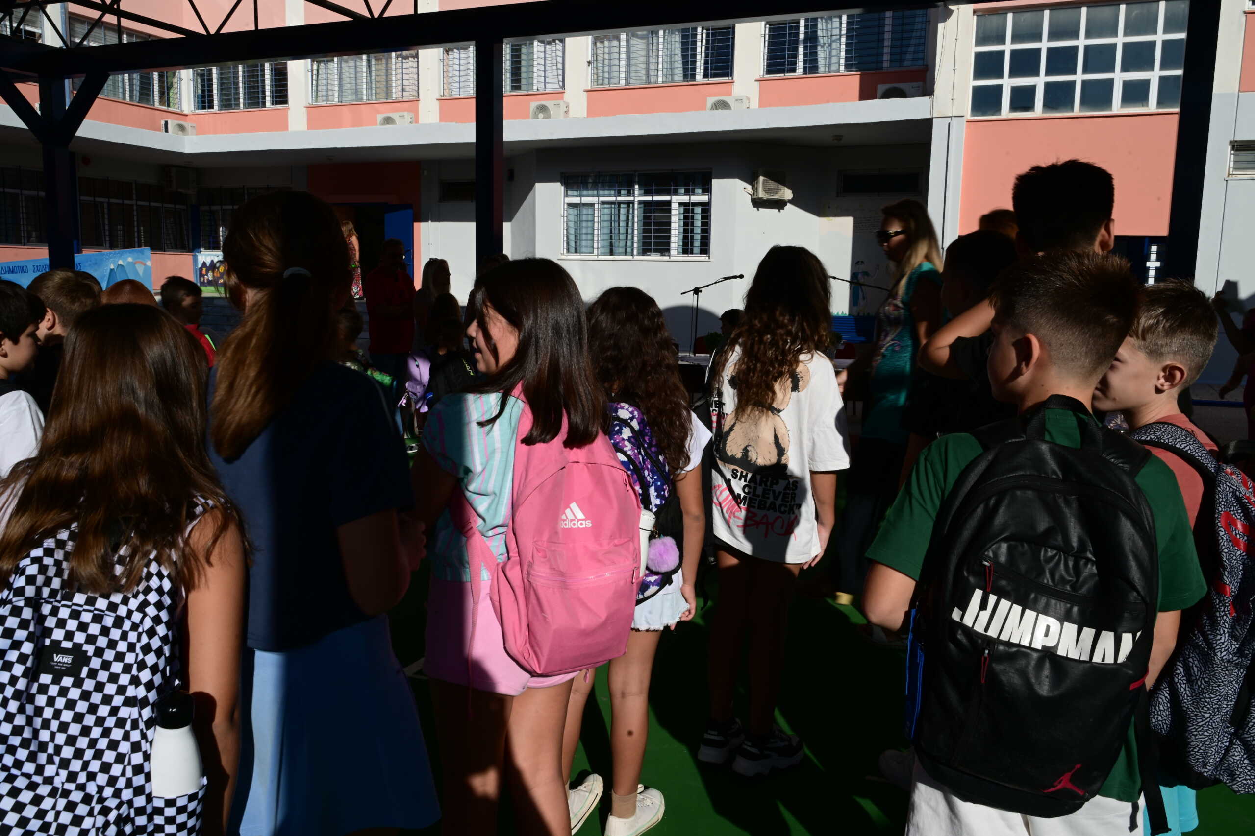 Στιγμιότυπο από το 2ο Δημοτικό Σχολείο Γλυφάδας, την πρώτη ημέρα της νέας σχολικής χρονιάς, Τετάρτη 11 Σεπτεμβρίου 2024. 
(ΤΑΤΙΑΝΑ ΜΠΟΛΑΡΗ