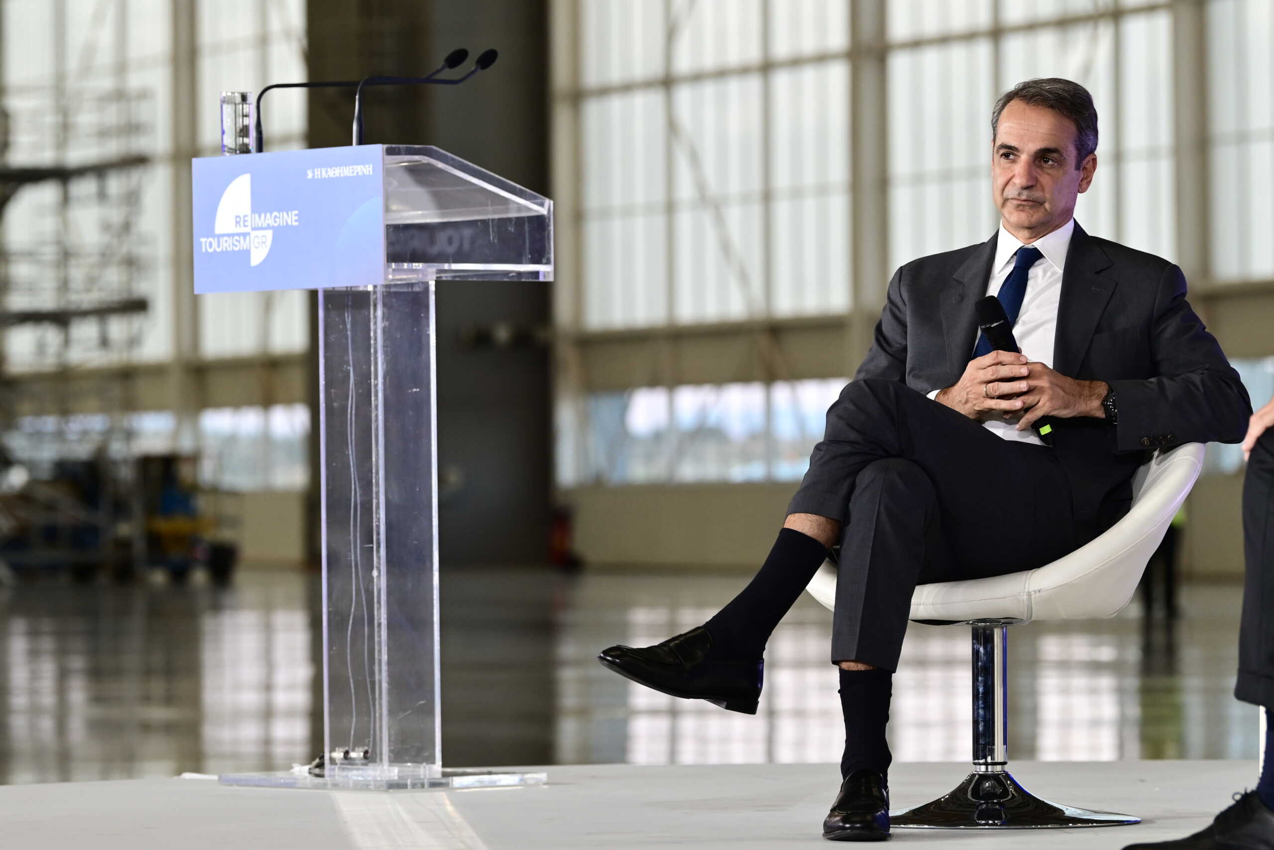 O Πρωθυπουργός Κυριάκος Μητσοτάκης συμμετέχει σε συζήτηση με τον διευθυντή της εφημερίδας "Καθημερινή" Αλέξη Παπαχελά σε εκδήλωση στο πλαίσιο της πρωτοβουλίας "Reimagine Tourism in Greece", στον Διεθνή Αερολιμένα Αθηνών "Ελευθέριος Βενιζέλος", τρίτη 15 Οκτωβρίου 2024. 
(ΜΙΧΑΛΗΣ ΚΑΡΑΓΙΑΝΝΗΣ