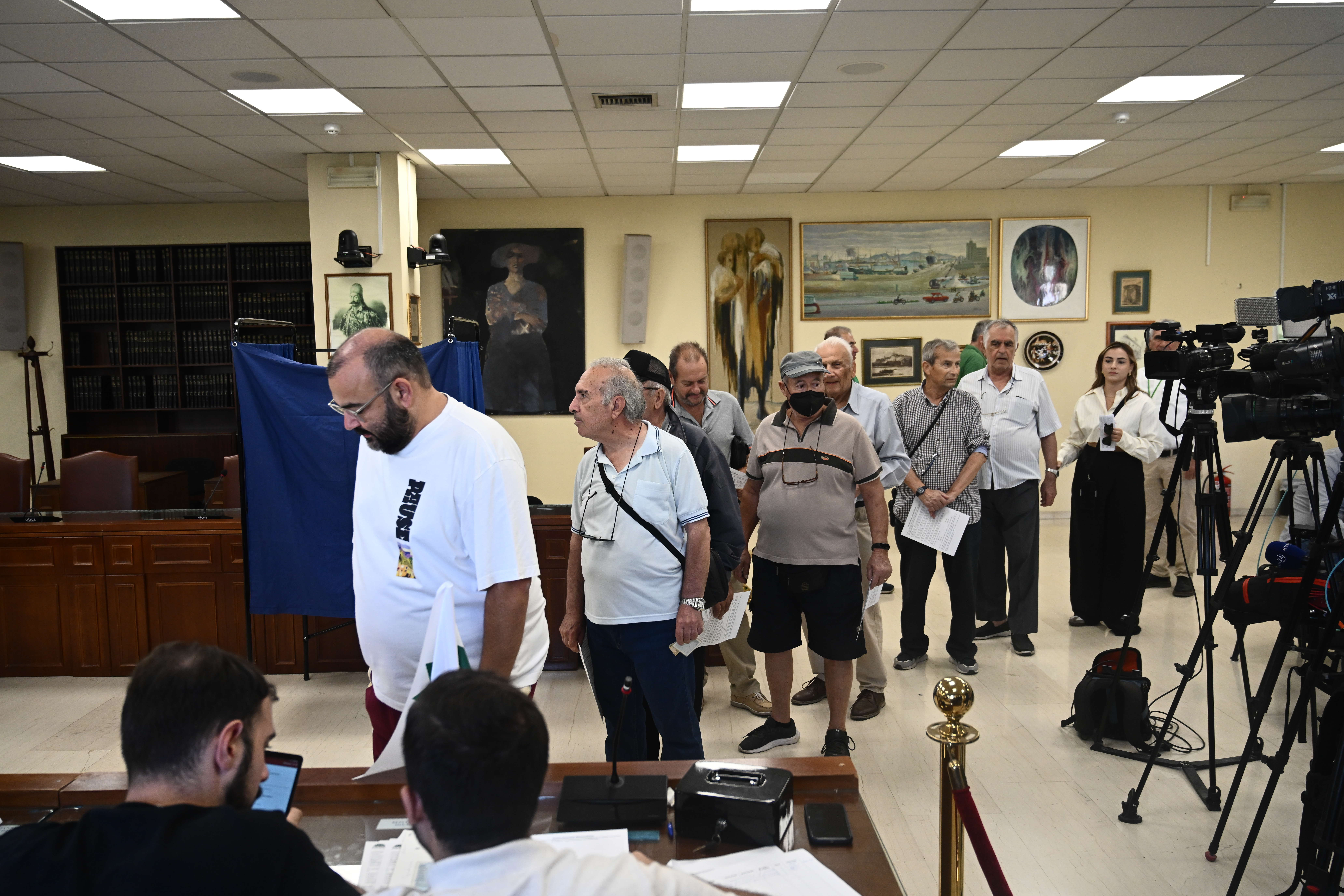Εκλογές για την ανάδειξη νέου προέδρου του ΠΑΣΟΚ - Κινήματος Αλλαγής, Κυριακή 6 Οκτωβρίου 2024. Στιγμιότυπο από το εκλογικό κέντρο στο Δημαρχείο Κερατσινίου - Δραπετσώνας. 
(ΚΩΣΤΑΣ ΤΖΟΥΜΑΣ
