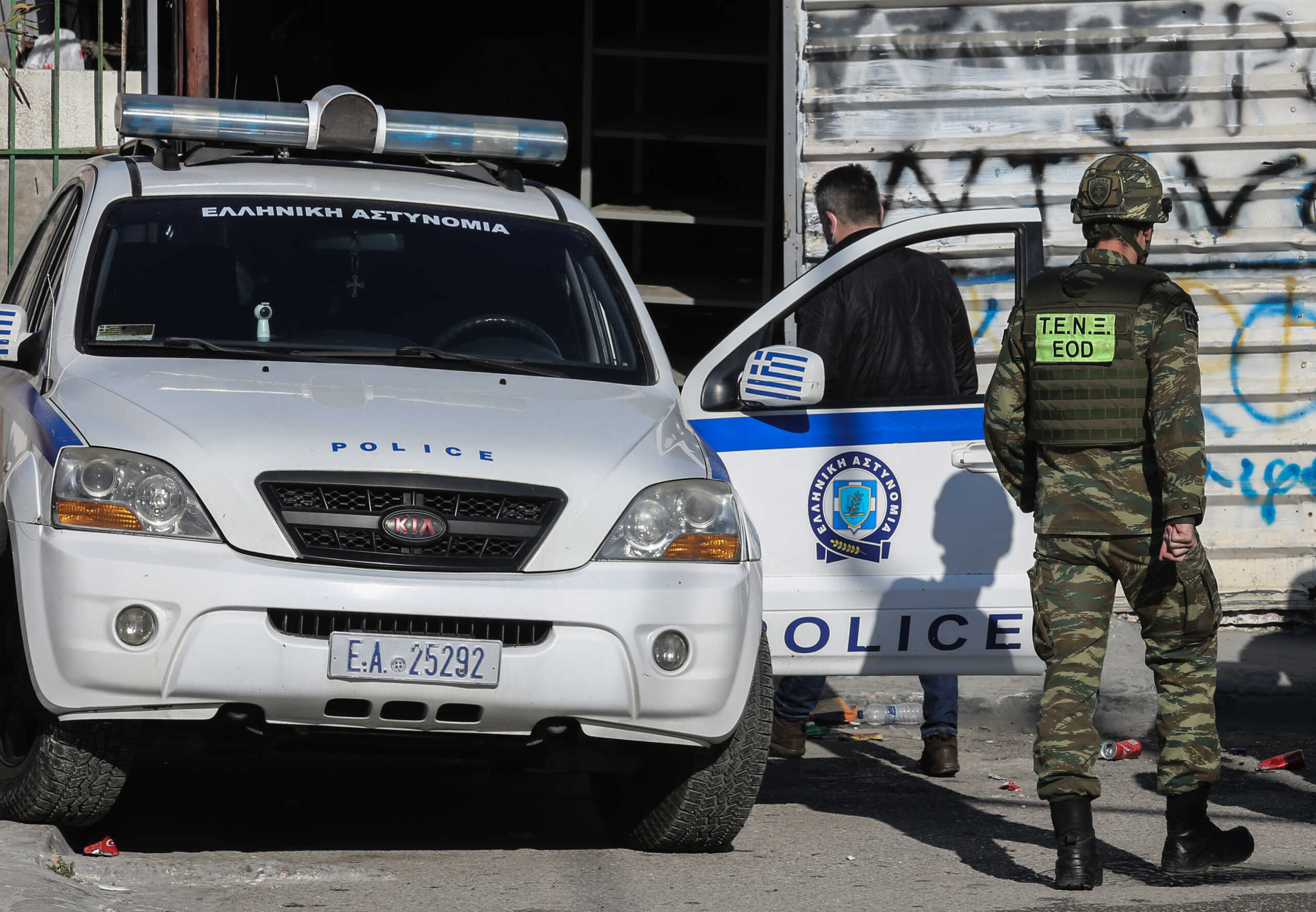 Εντοπισμός βλήματος όλμου σε σπίτι στο Ζεφύρι κατα την διάρκεια επιχείρησης της Ελληνικής Αστυνομίας, Τετάρτη 4 Ιανουαρίου 2023. Ο χώρος είχε αποκλειστεί και κλήθηκε το Τμήμα Εξουδετέρωσης Εκρηκτικών Μηχανισμών στο σημείο. 
(ΜΑΡΚΟΣ ΧΟΥΖΟΥΡΗΣ