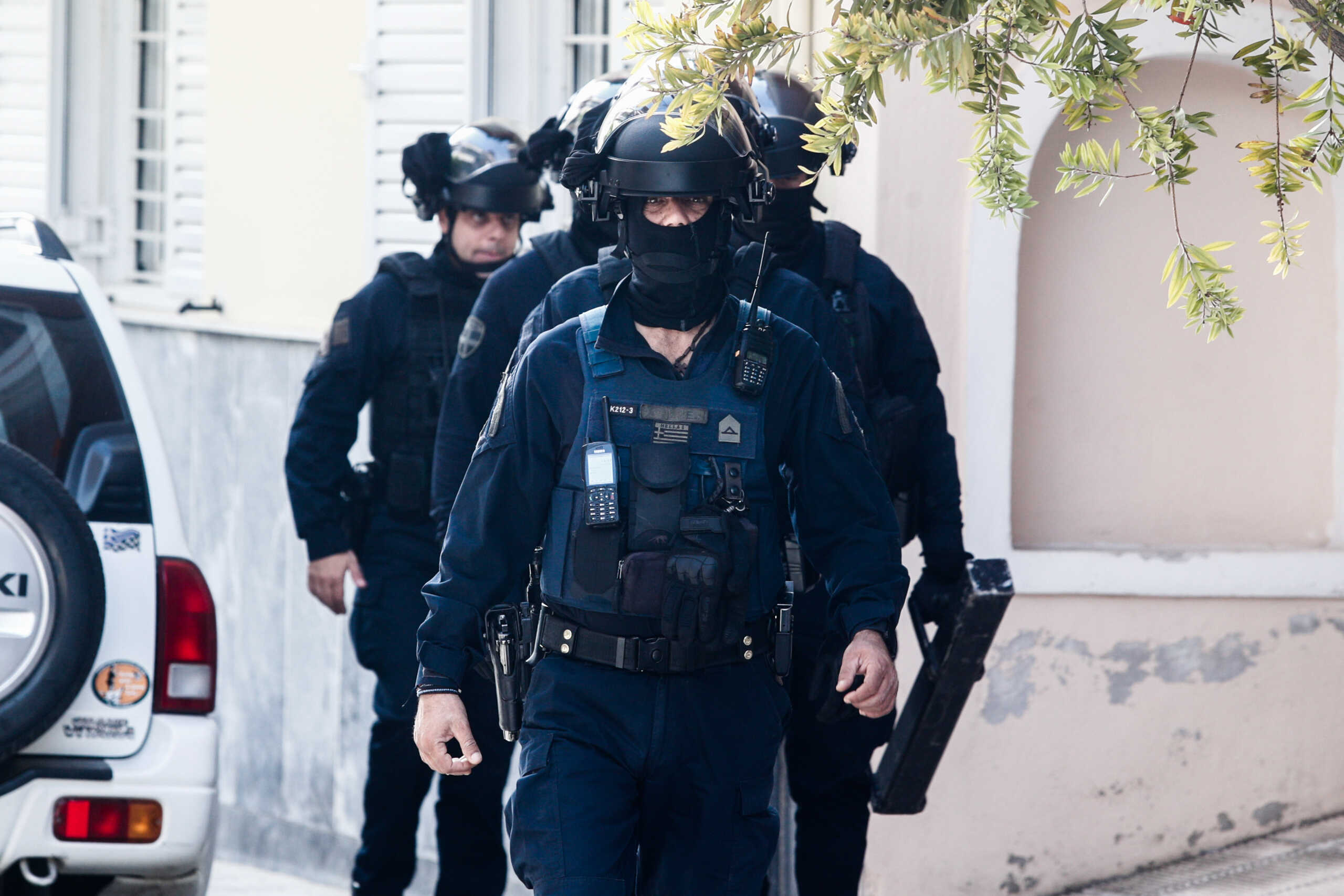 Άνδρας ταμπουρώθηκε σε σπίτι στην οδό Καλυδώνος στο Περιστέρι κι απειλεί να αυτοκτονήσει, Παρασκευή 25 Οκτωβρίου 2024.  Ο άνδρας που έχει ταμπουρωθεί πήγε το πρωΐ στο σπίτι για να το βάψει. Επικοινώνησε τηλεφωνικά με τον ιδιοκτήτη, υπήρξε κάποια διαφωνία, ο ιδιοκτήτης του είπε να αφήσει τα κλειδιά και να φύγει. Εκείνος, όμως αρνήθηκε, κλειδώθηκε μέσα και απειλεί να αυτοκτονήσει. Έχουν σπεύσει στο σημείο διαπραγματευτές της Ελληνικής Αστυνομίας. 
(ΣΩΤΗΡΗΣ ΔΗΜΗΤΡΟΠΟΥΛΟΣ