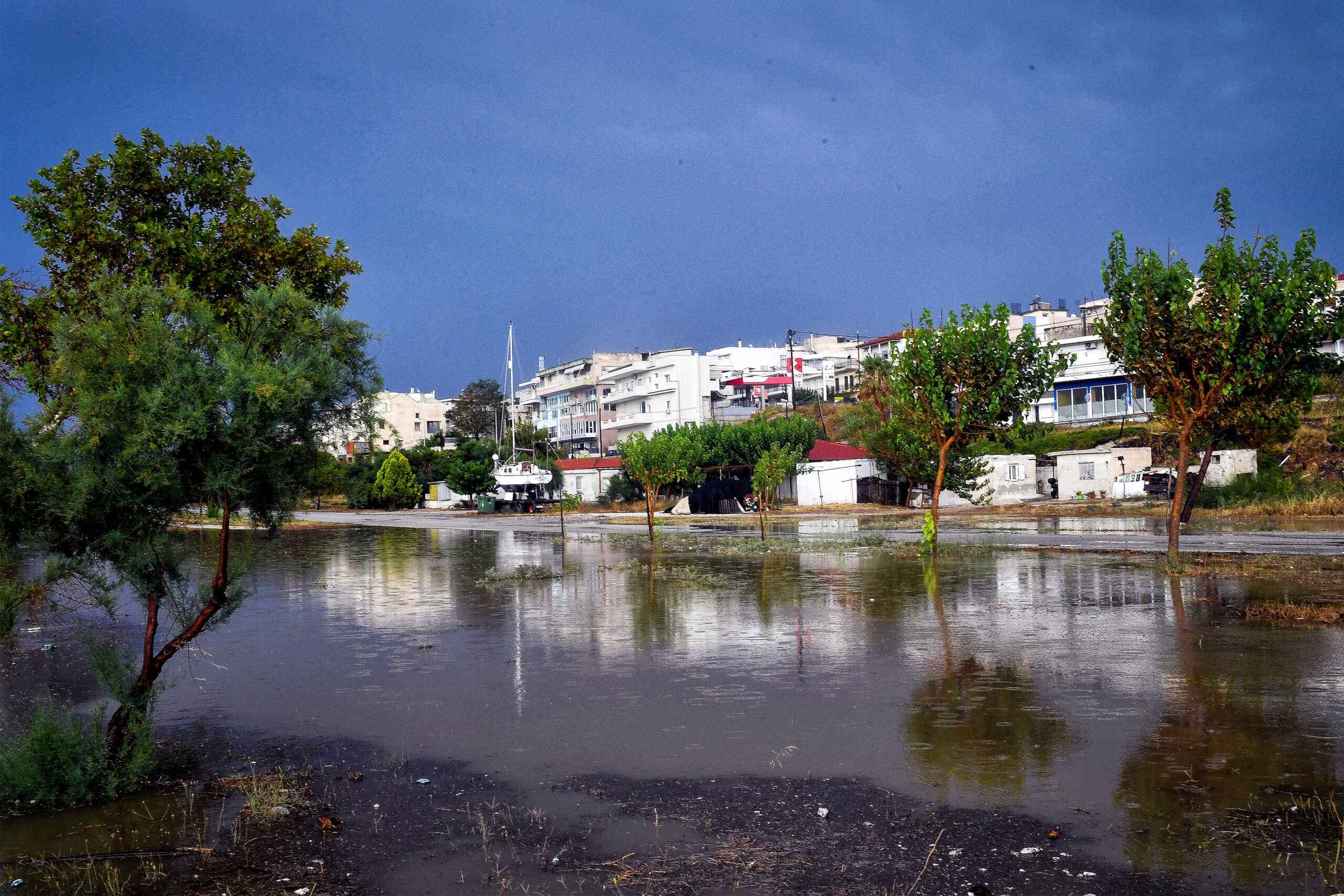 Η ισχυρή βροχόπτωση προκάλεσε προβλήματα στην πόλη της Κορίνθου, Πέμπτη 4 Ιουλίου 2024  (ΒΑΣΙΛΗΣ ΨΩΜΑΣ