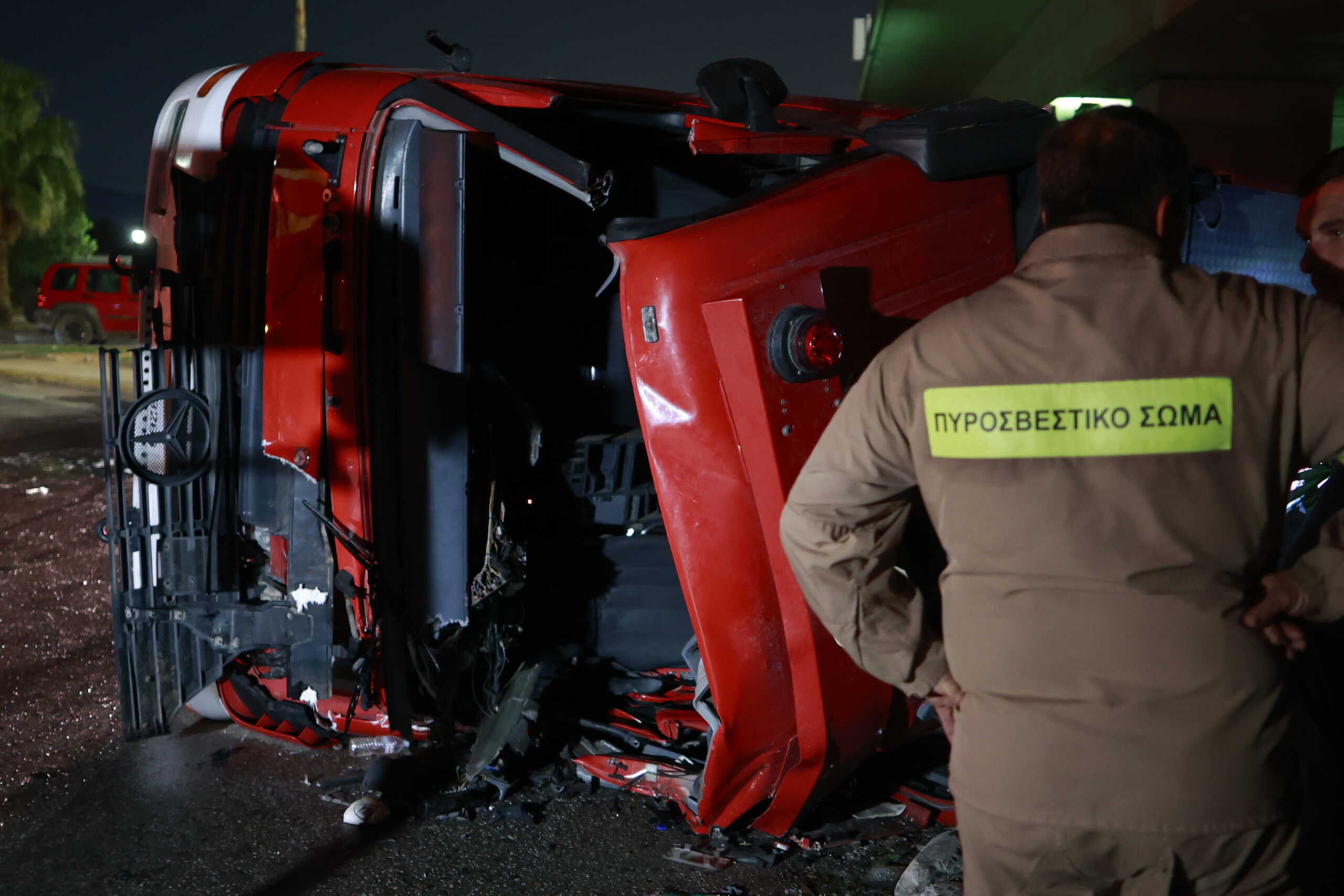 Εκτροπή πυροσβεστικού οχήματος, η οποία είχε ως αποτέλεσμα έναν νεκρό και δύο τραυματίες στη λεωφόρο Δημοκρατίας, στον Ασπρόπυργο  Παρασκευή 11 Οκτωβρίου 2024  (ΓΙΩΡΓΟΣ ΚΟΝΤΑΡΙΝΗΣ