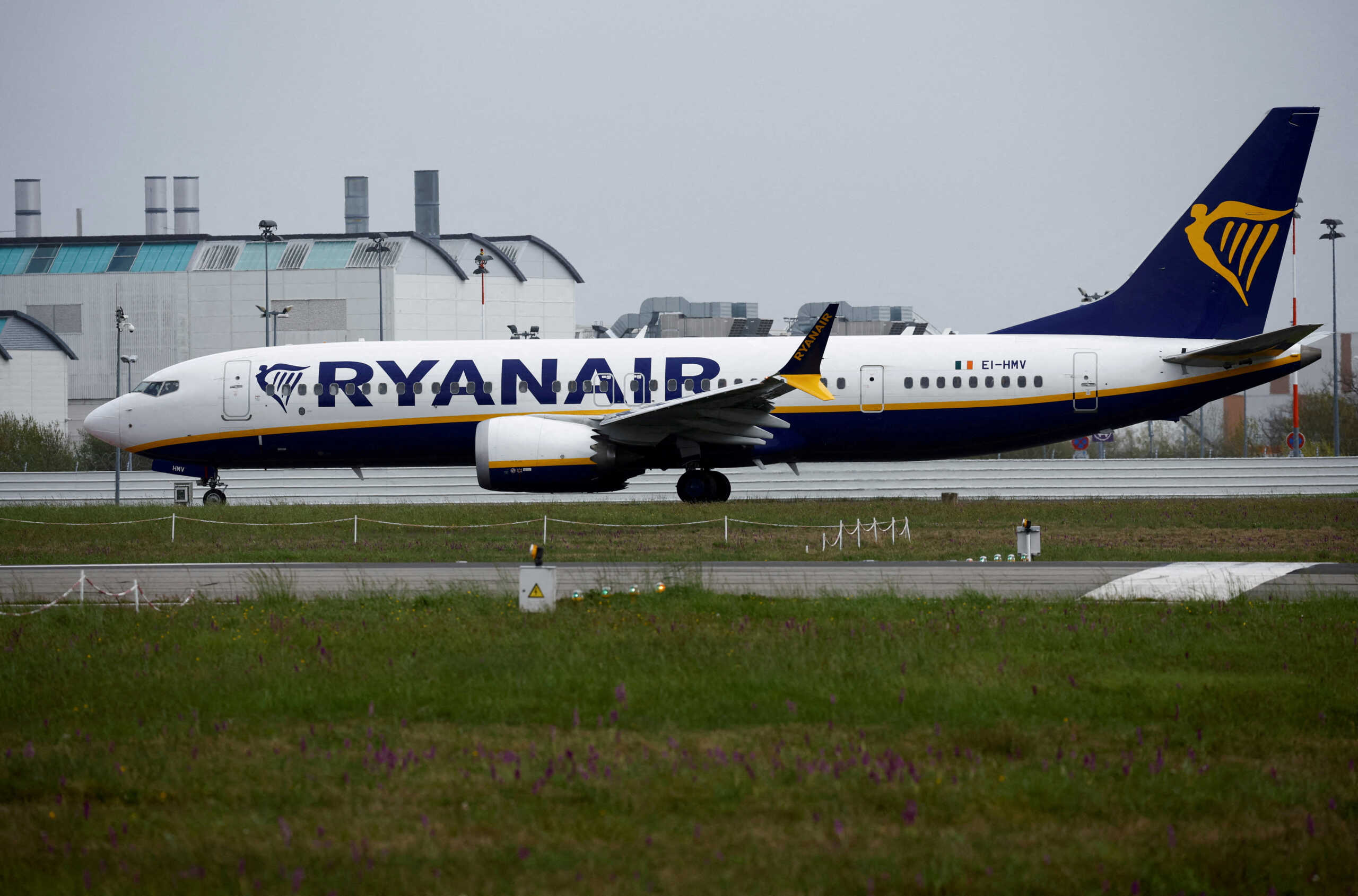 FILE PHOTO: A Ryanair Boeing 737 MAX 8-200 Aircraft prepares to take off from the Nantes Atlantique Airport in Bouguenais near Nantes, France, April 3, 2024. REUTERS