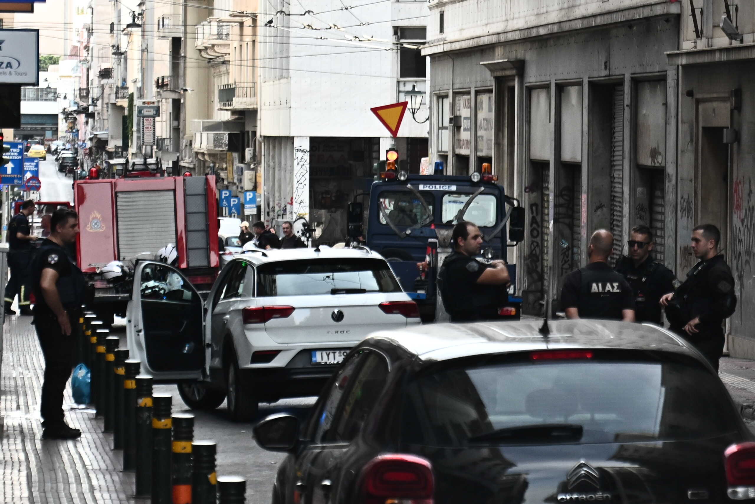 Όπλο και εκρηκτικά μετά από τυχαίο έλεγχο σε αυτοκίνητο στο κέντρο της Αθήνας στην οδό Σωκράτους.  Παρασκευή 11 Οκτωβρίου 2024. (ΚΩΣΤΑΣ ΤΖΟΥΜΑΣ